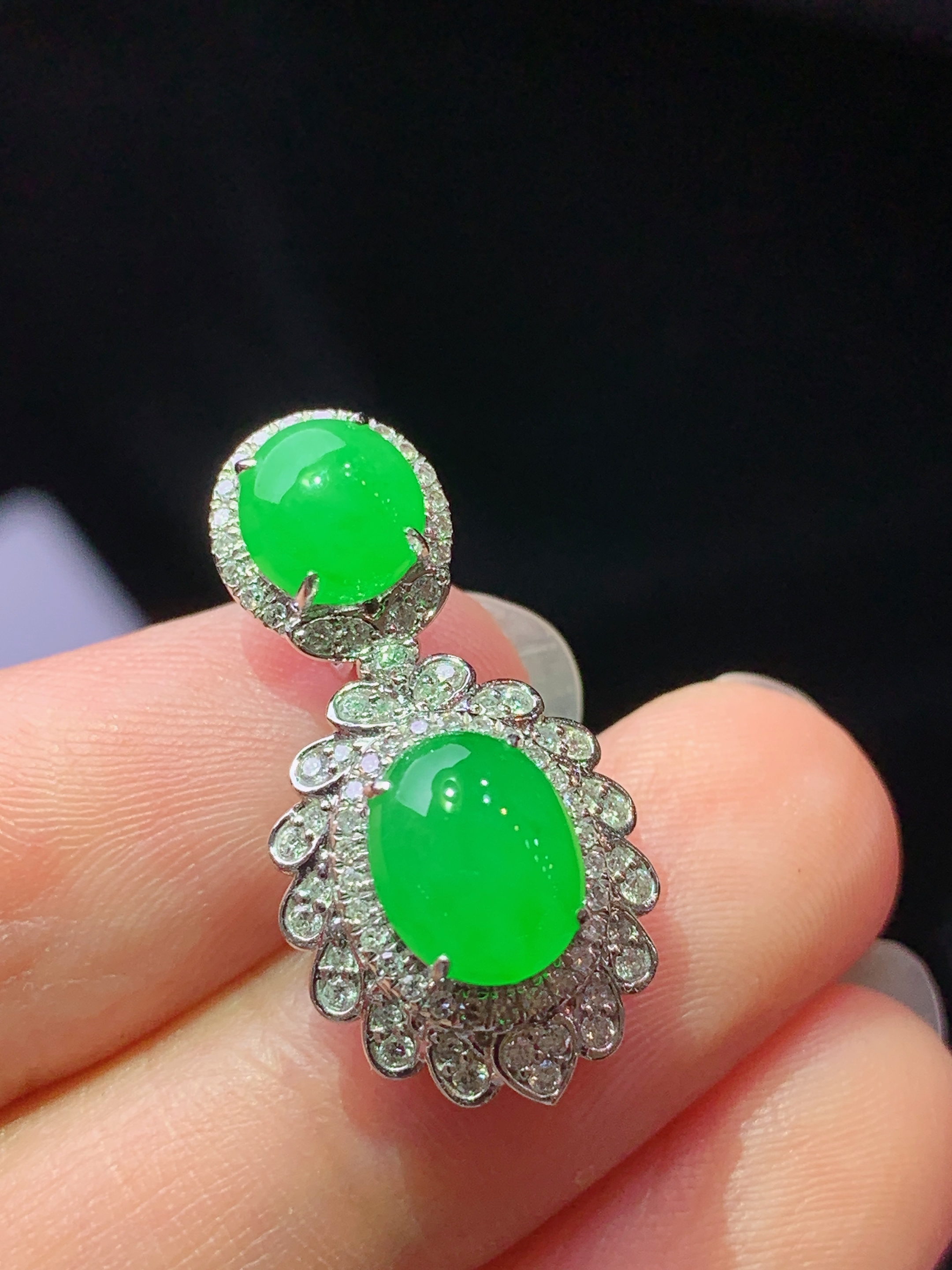 18k金钻镶嵌冰阳绿蛋面吊坠 玉质细腻 色泽艳丽清新 水润亮眼 整体尺寸25*12.6*9f1