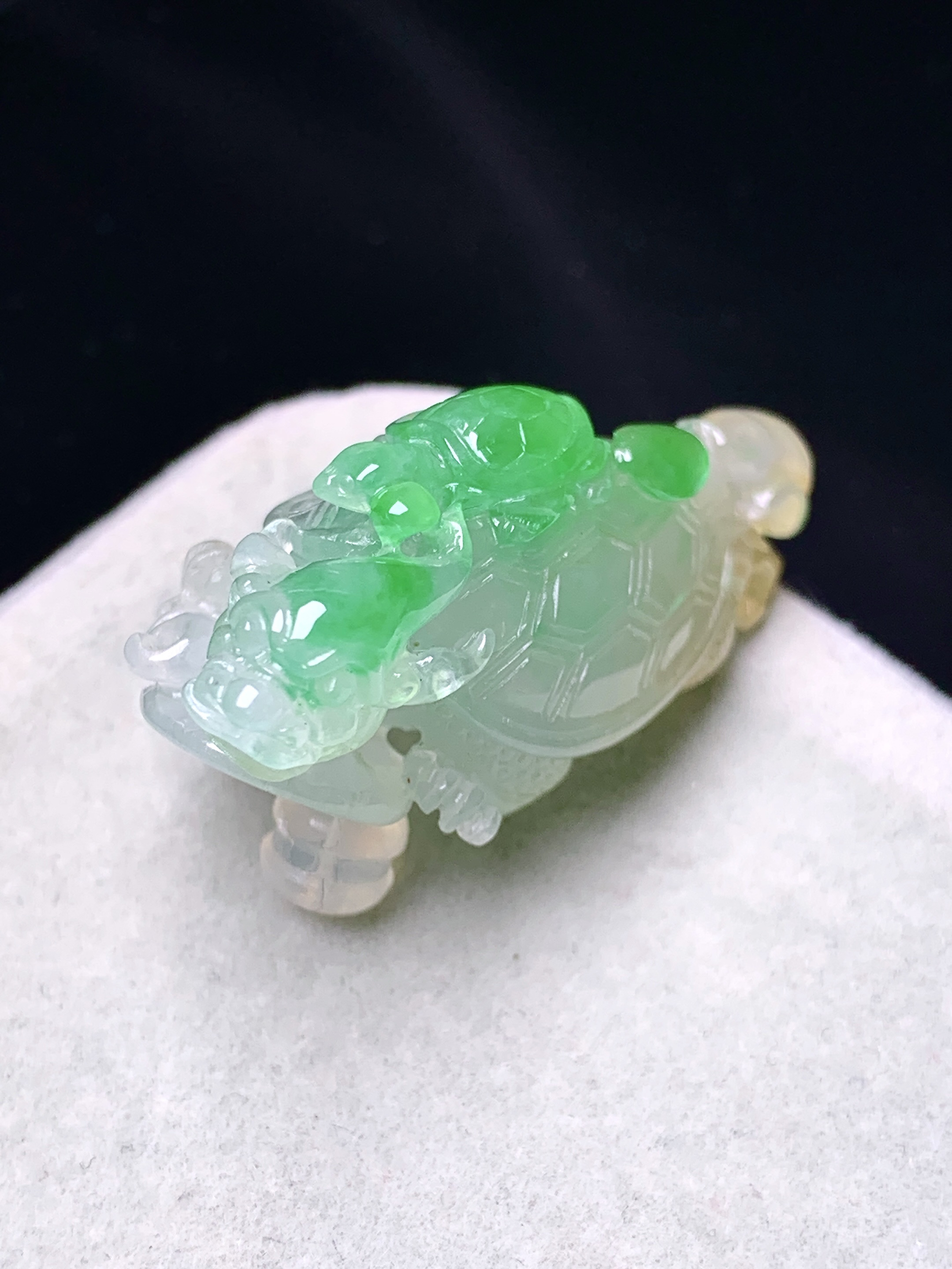 飘黄绿翡龙龟吊坠 玉质细腻 色泽艳丽清新 水润亮眼 整体尺寸34.8*17*16a5