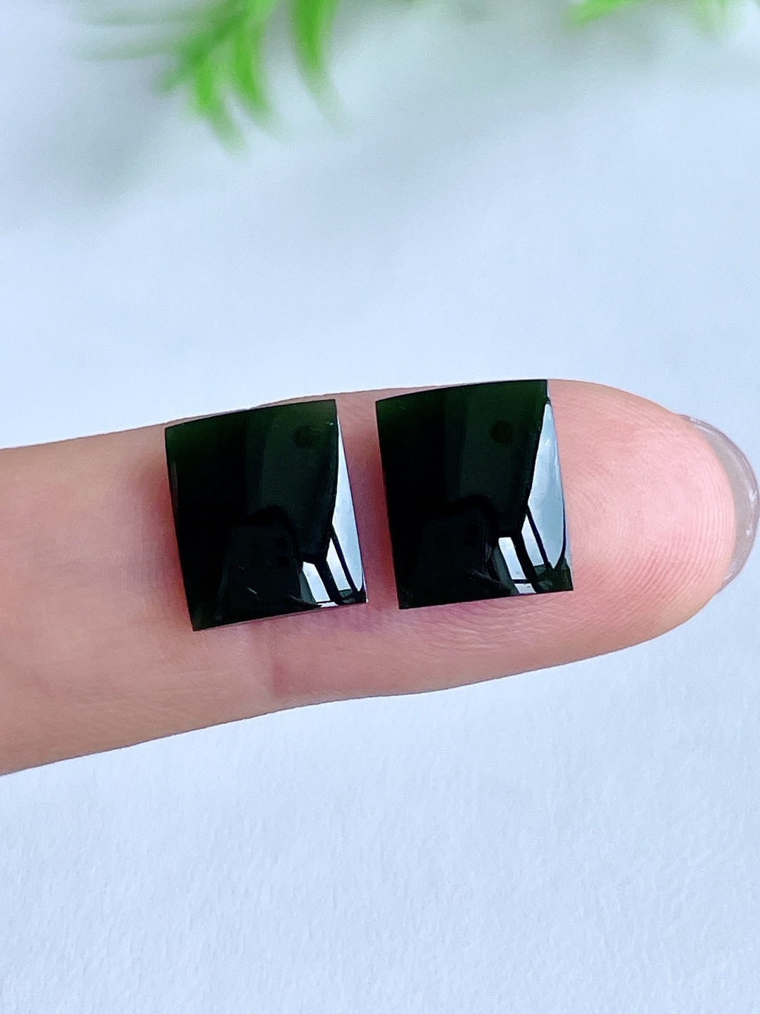 墨翠马鞍戒面一对，缅料，无裂，性比高，尺寸10.3/8.7/2.2，重量0.6克