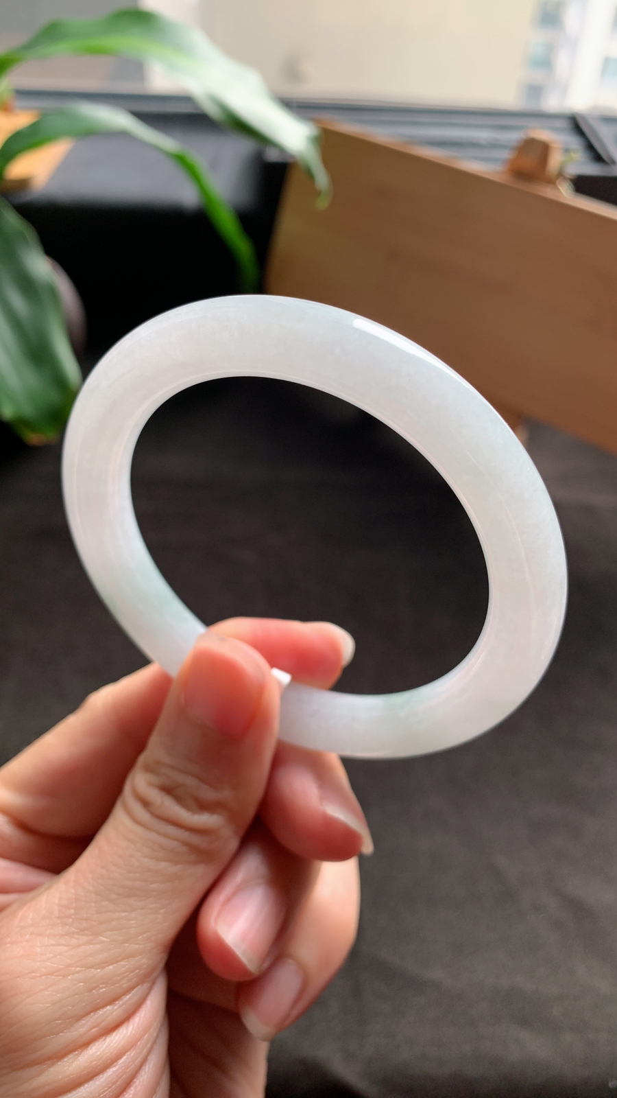 55圈口 天然A货翡翠飘花圆条手镯 细腻清新手镯