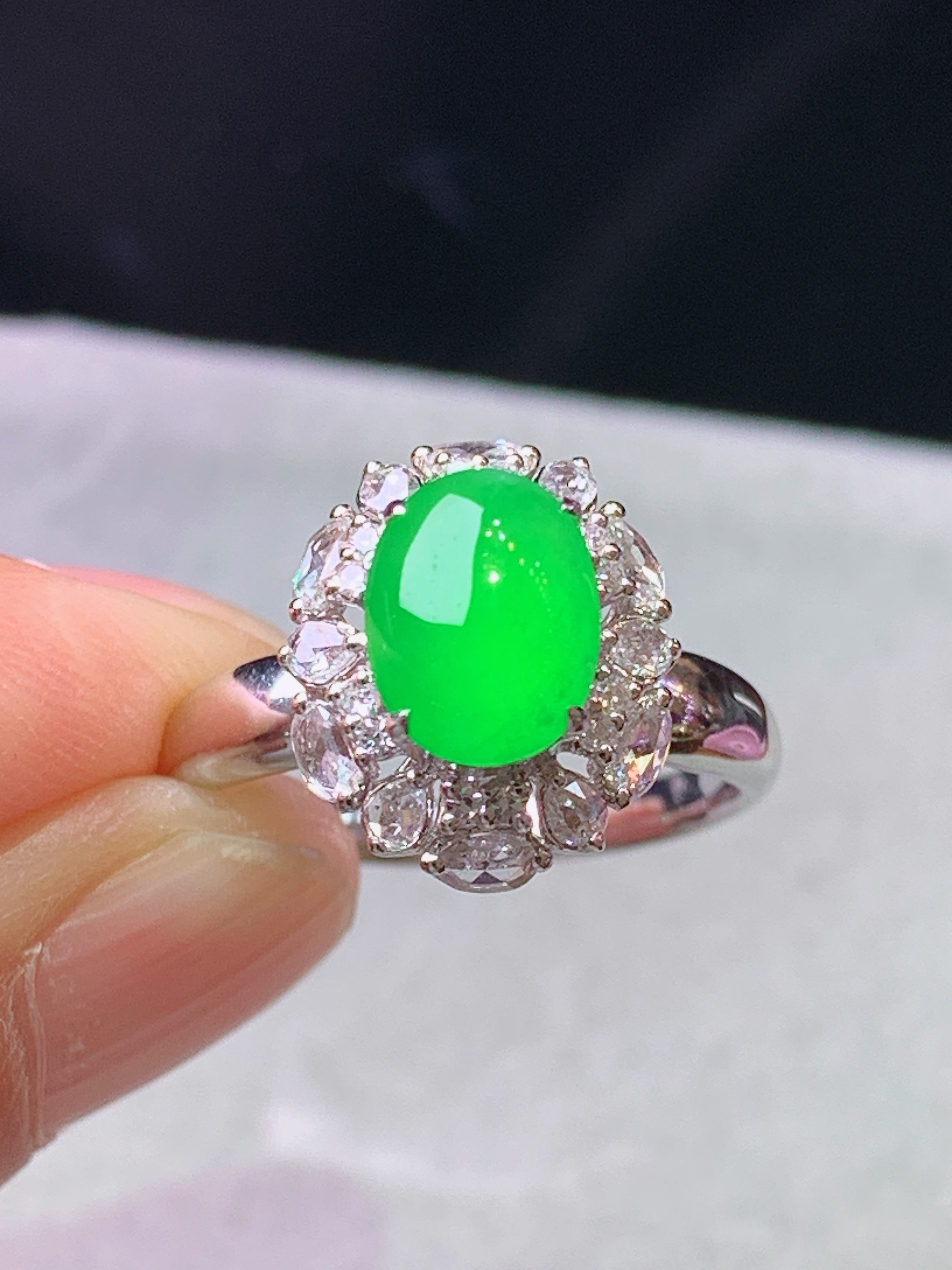 18k金钻镶嵌冰阳绿蛋面戒指 玉质细腻 色泽艳丽清新 水润亮眼 圈口14 整体尺寸13.5*11.5*10.8b7