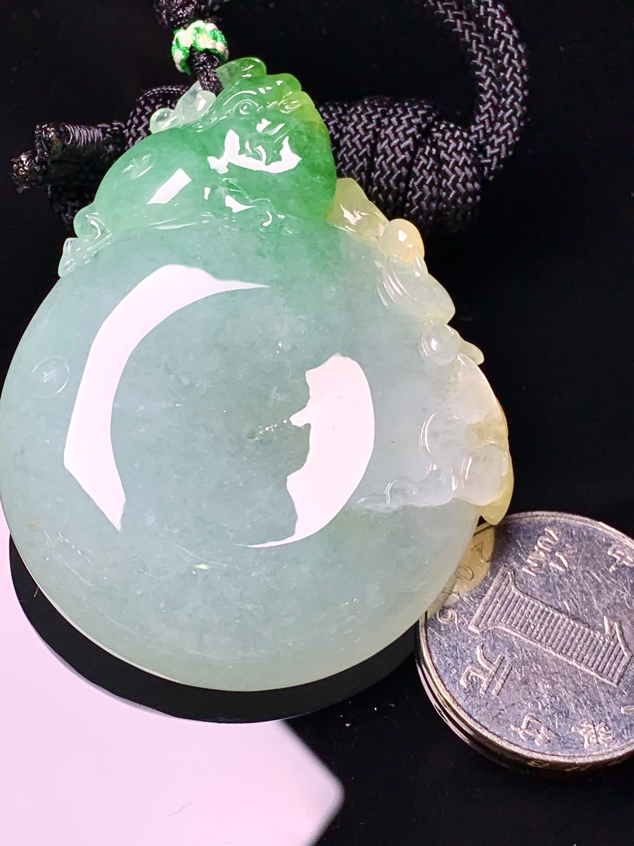 飘黄绿翡平安扣吊坠 玉质细腻 色泽艳丽清新 水润亮眼 整体尺寸60.6*45.5*11.2a5