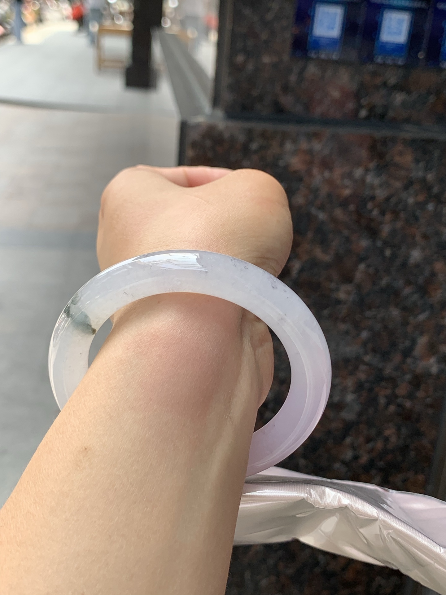 冰紫飘花圆条，54.5-10.7-10.2，0426-118-35，打灯细纹，表皮微扣，底妆冰润清透如初雪，烟紫漫溢若晨曦，翡色灵花随光舞动，似水墨晕染的江南画卷，腕间流转一抹诗意浪漫