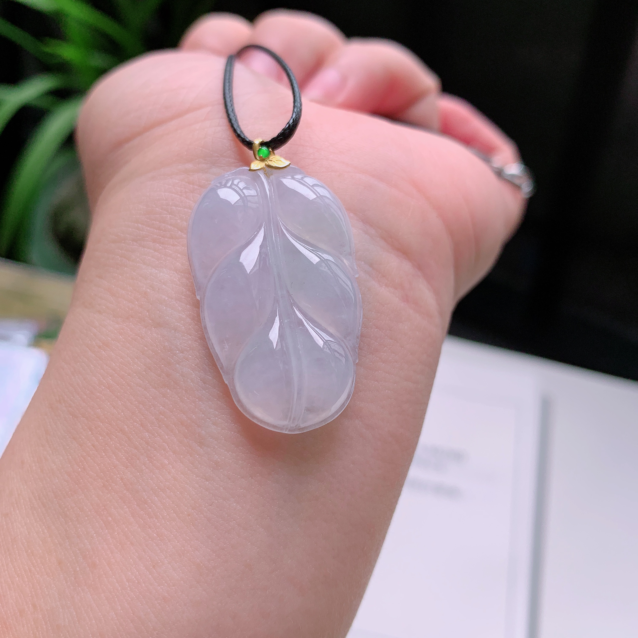 18K镶嵌天然翡翠缅甸A货冰润白冰叶子吊坠 6.49克