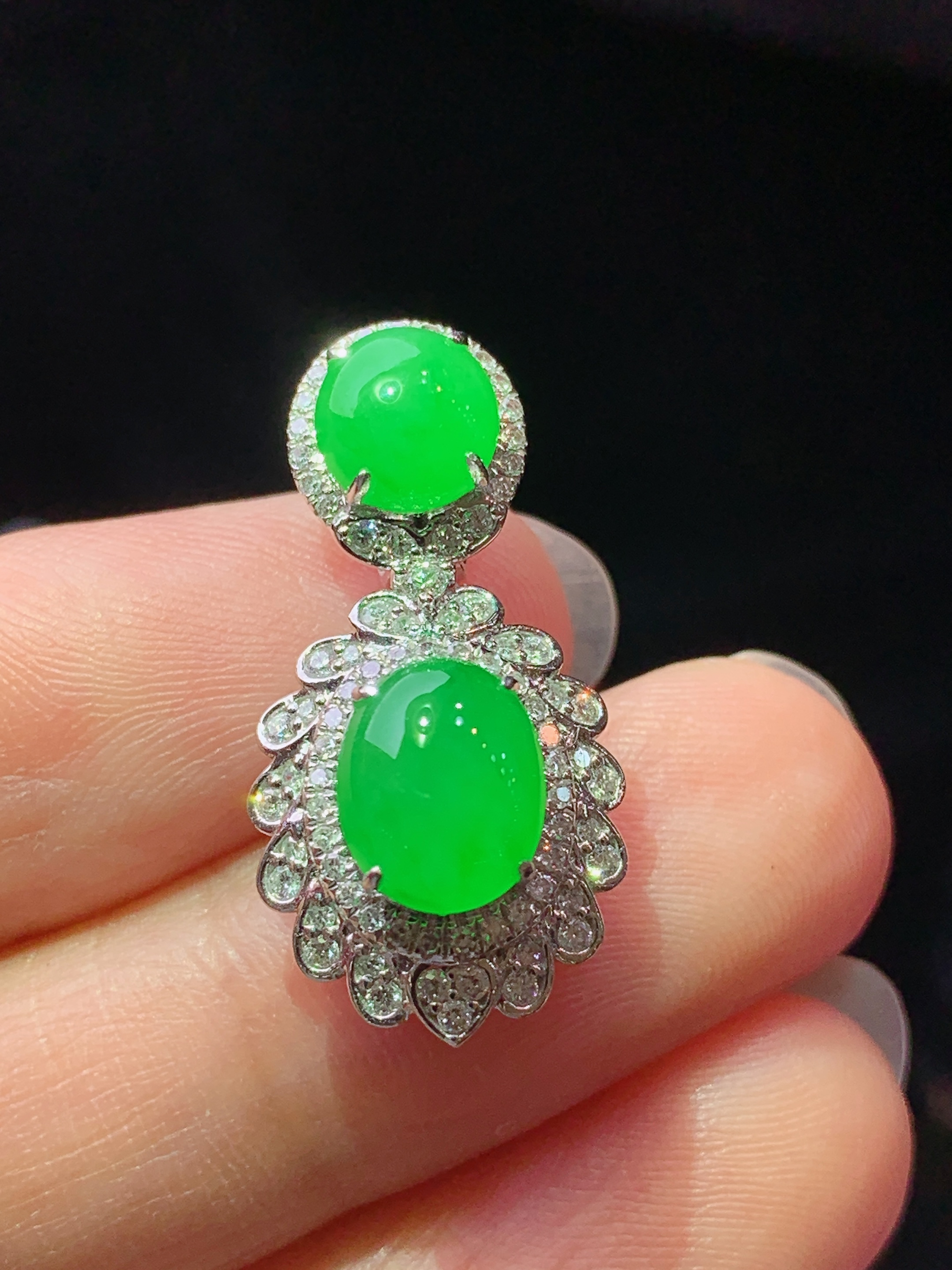 18k金钻镶嵌冰阳绿蛋面吊坠 玉质细腻 色泽艳丽清新 水润亮眼 整体尺寸25*12.6*9f1