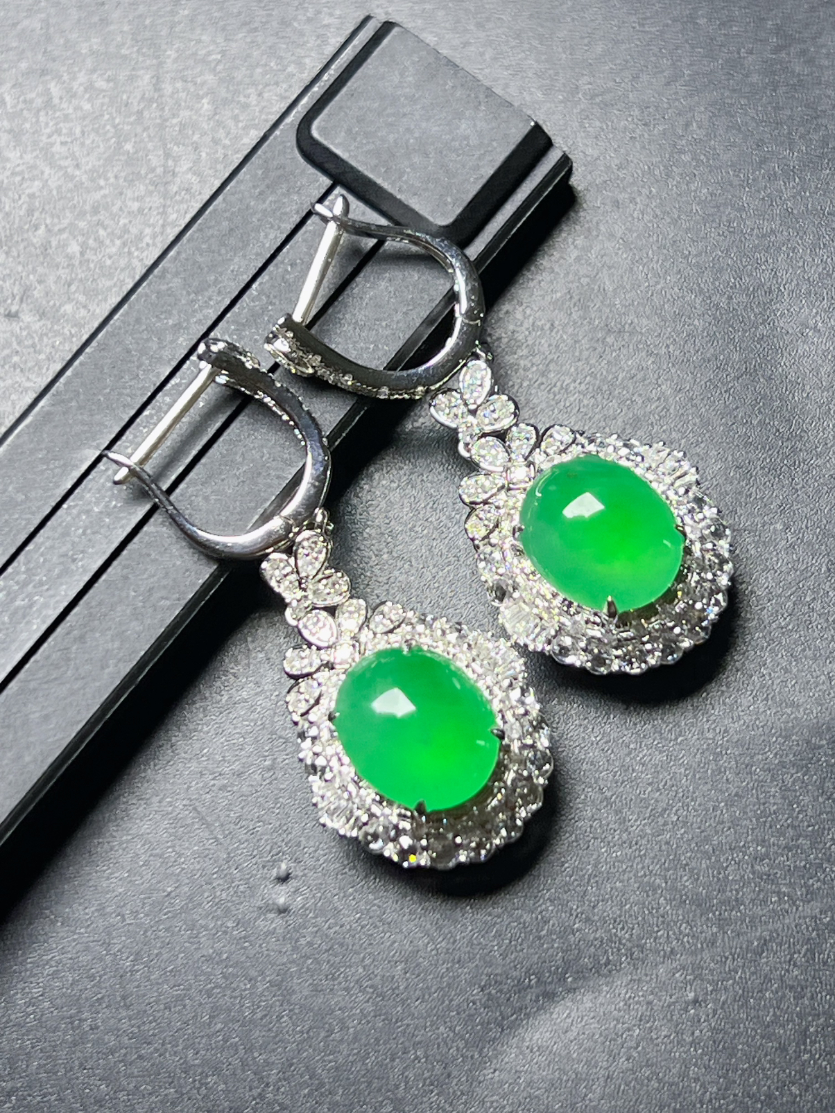 满绿耳坠种好色阳，整体尺寸33.5*15*10.5裸石尺寸10*8.5*4.3