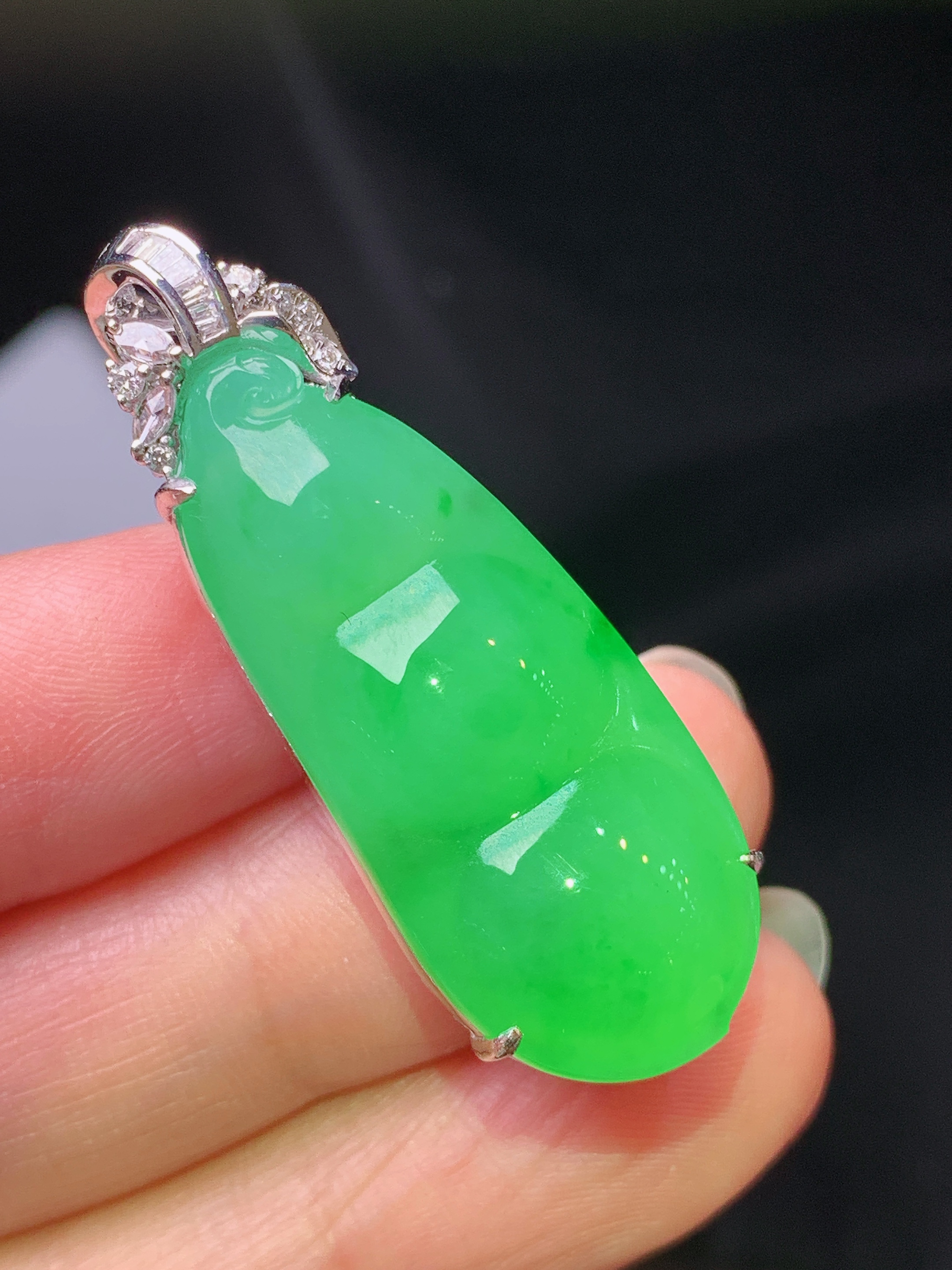 18k金钻镶嵌冰阳绿四季豆吊坠 玉质细腻 色泽艳丽清新 水润亮眼 整体尺寸39.6*14*11.5f