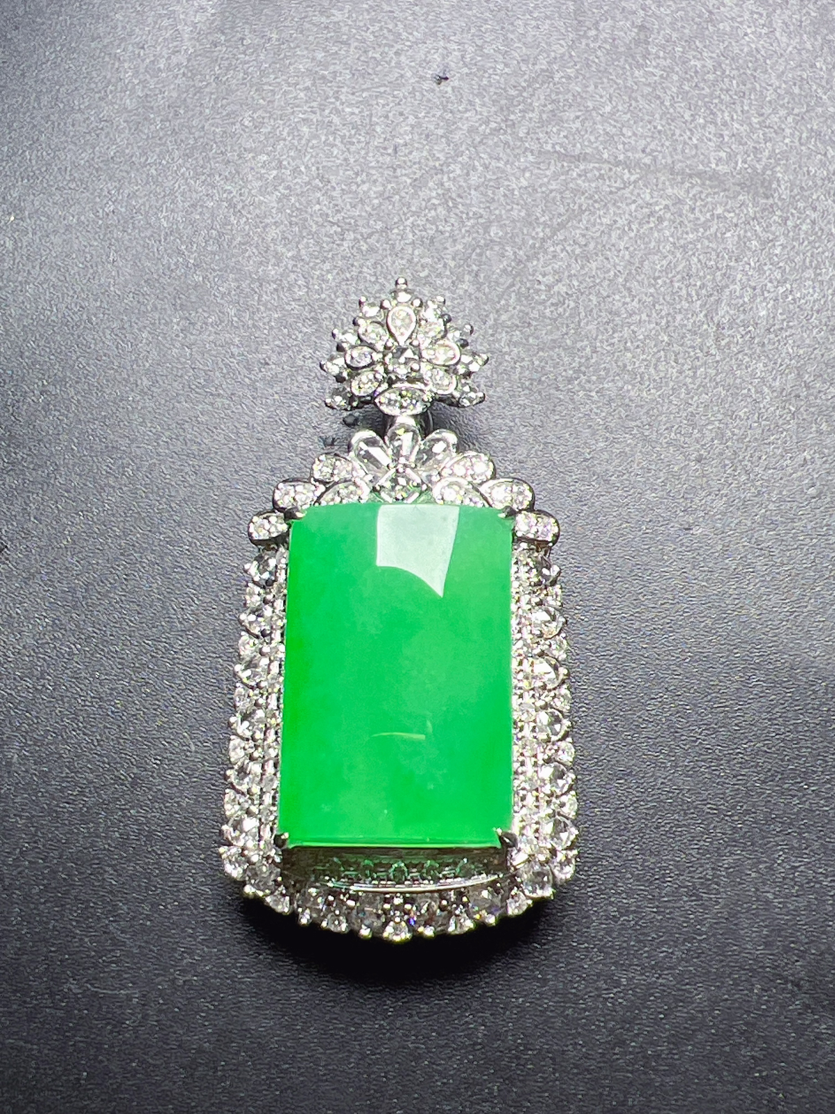 满色无事牌种好料细厚装，整体尺寸38.5*20*11.9 裸石尺寸18.2*12.5*4