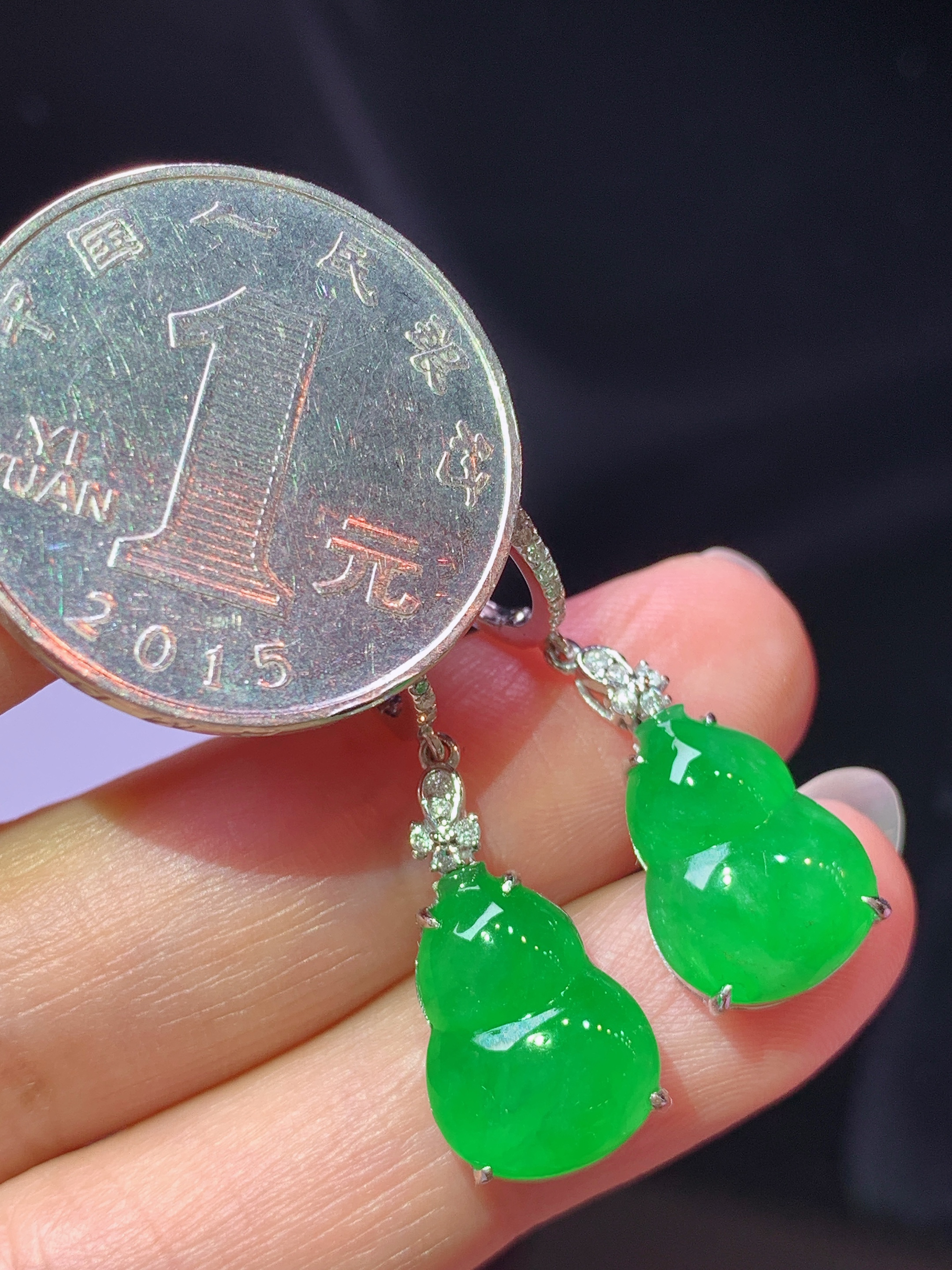 18k金钻镶嵌满绿葫芦耳坠 玉质细腻 色泽艳丽清新 水润亮眼 整体尺寸33.5*10.2*5.6f1