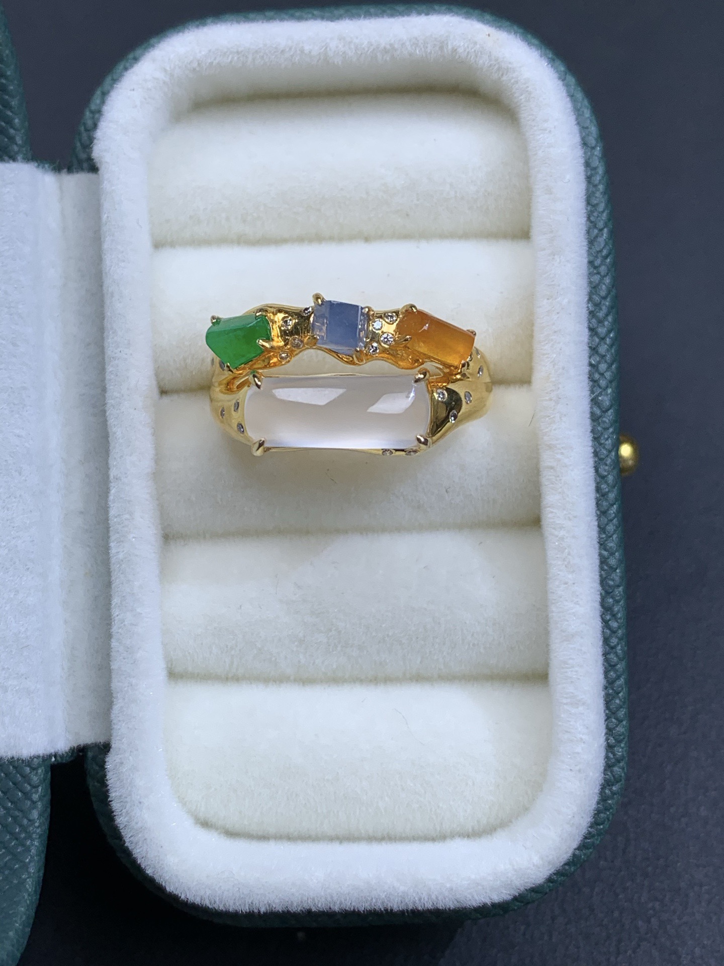 18k金镶嵌设计款冰种玻璃马鞍戒，裸石11.5/4.5/4