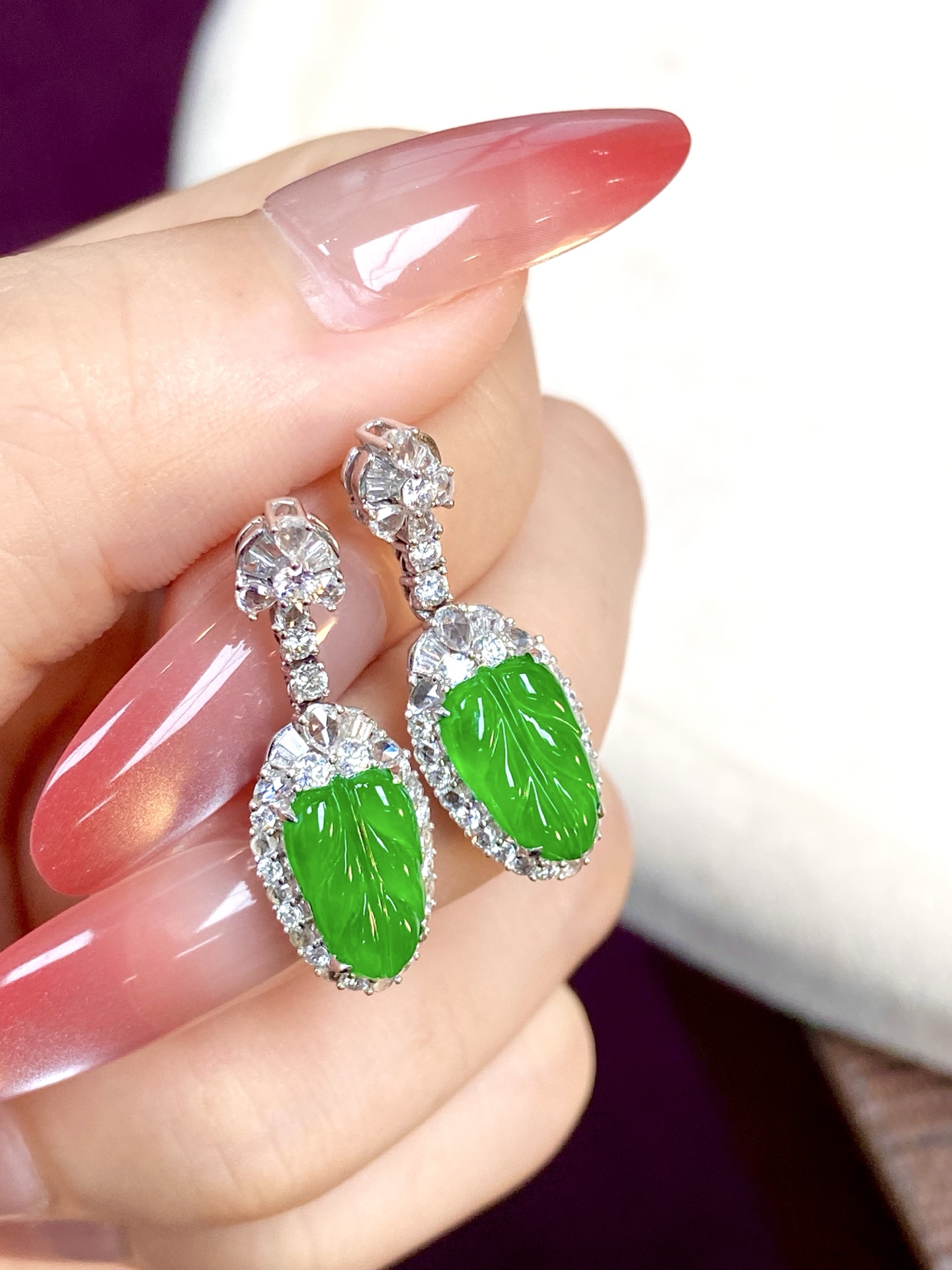️冰种辣绿树叶耳坠，色浓郁，金枝玉叶，上身存在感很强，很修饰脸型：27/9.8/6.3，裸石：11.3/7.1/2.5mm，无裂