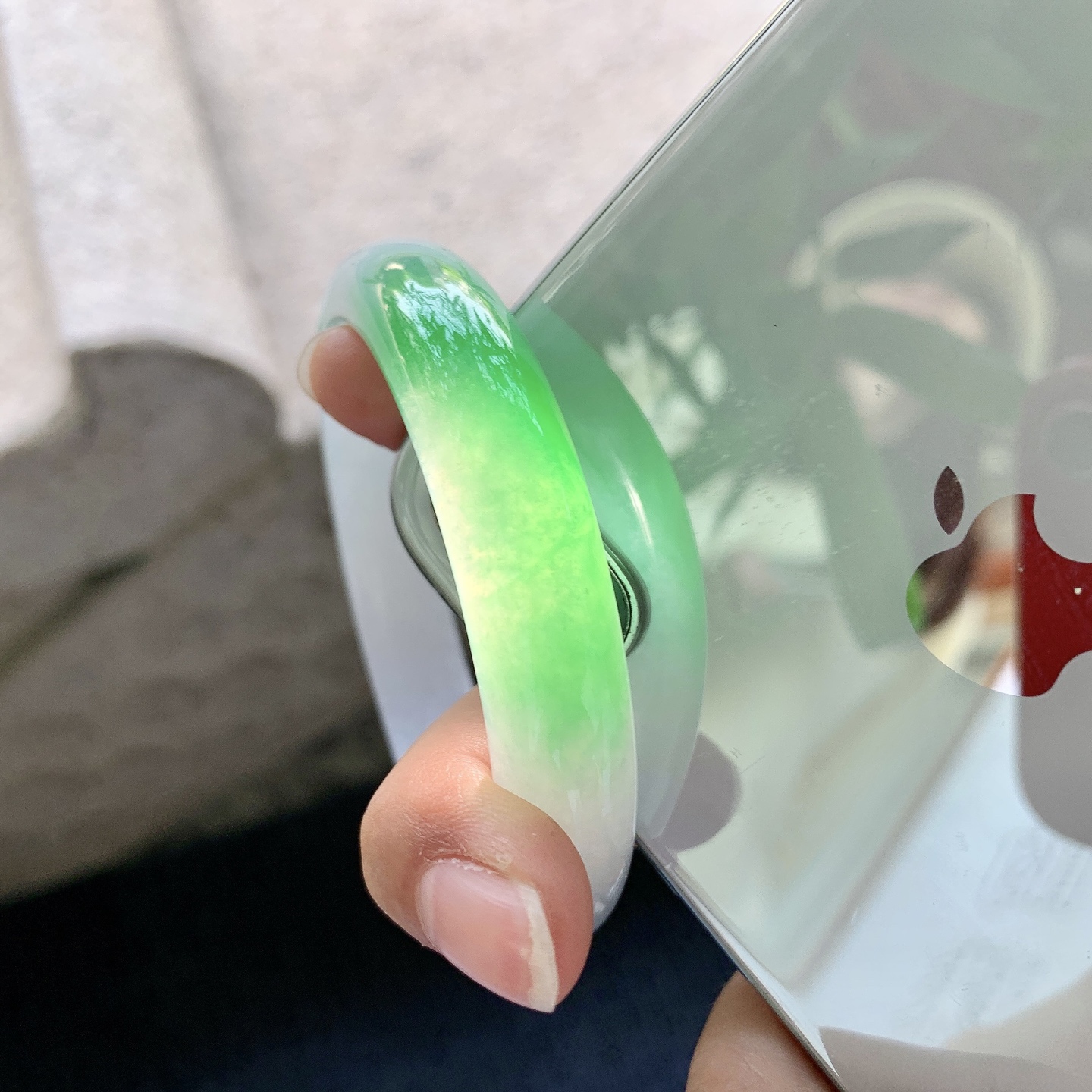 正圈55 56【圈口】56.5/11.5/7.5【编码】G7070562【描述】糯冰飘阳绿，水润，种老，细腻，打灯有棉线