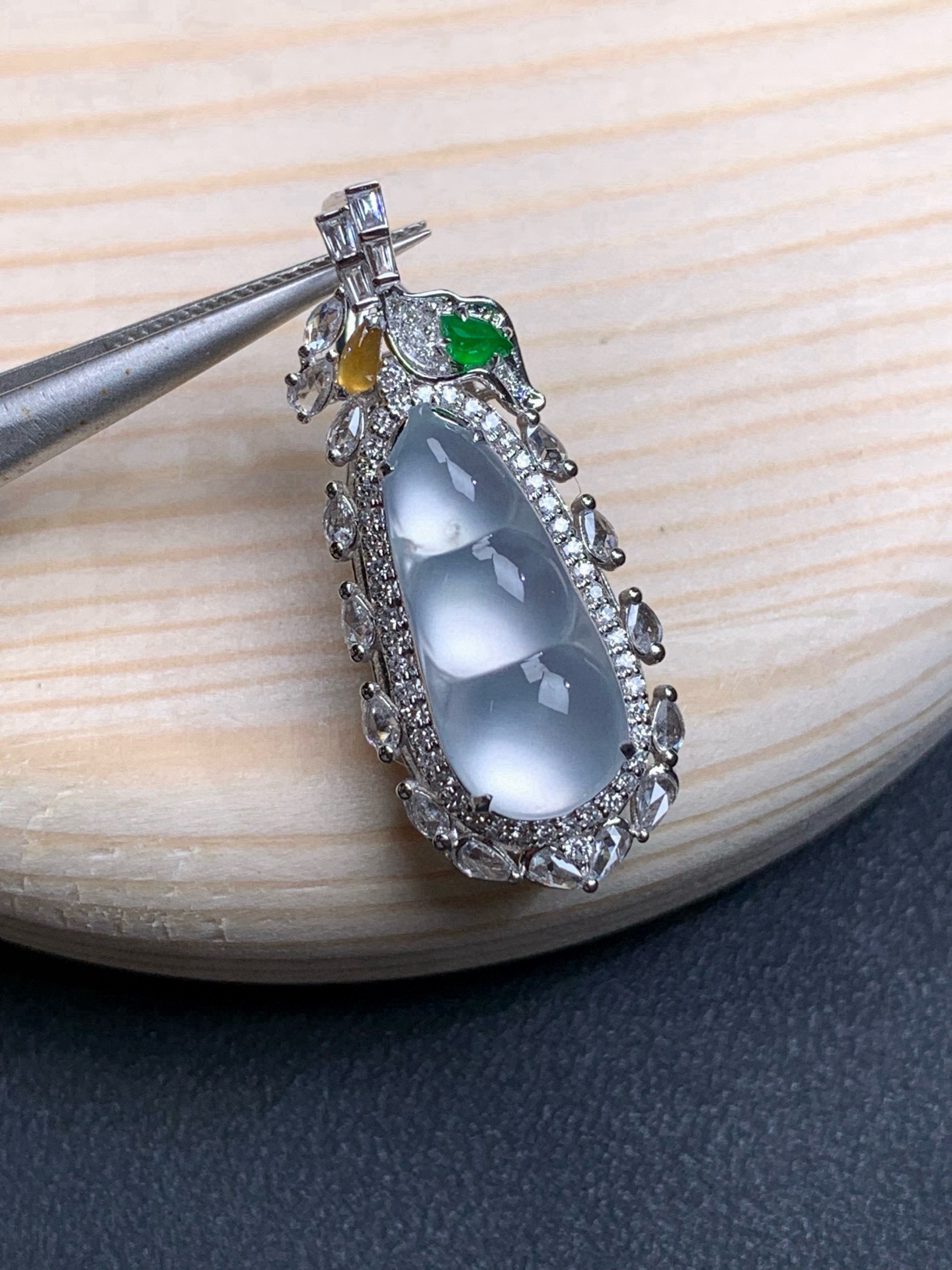 18k金镶嵌冰种玻璃炸光福豆吊坠32.9/14/12，裸石18.6/8.5/4.8