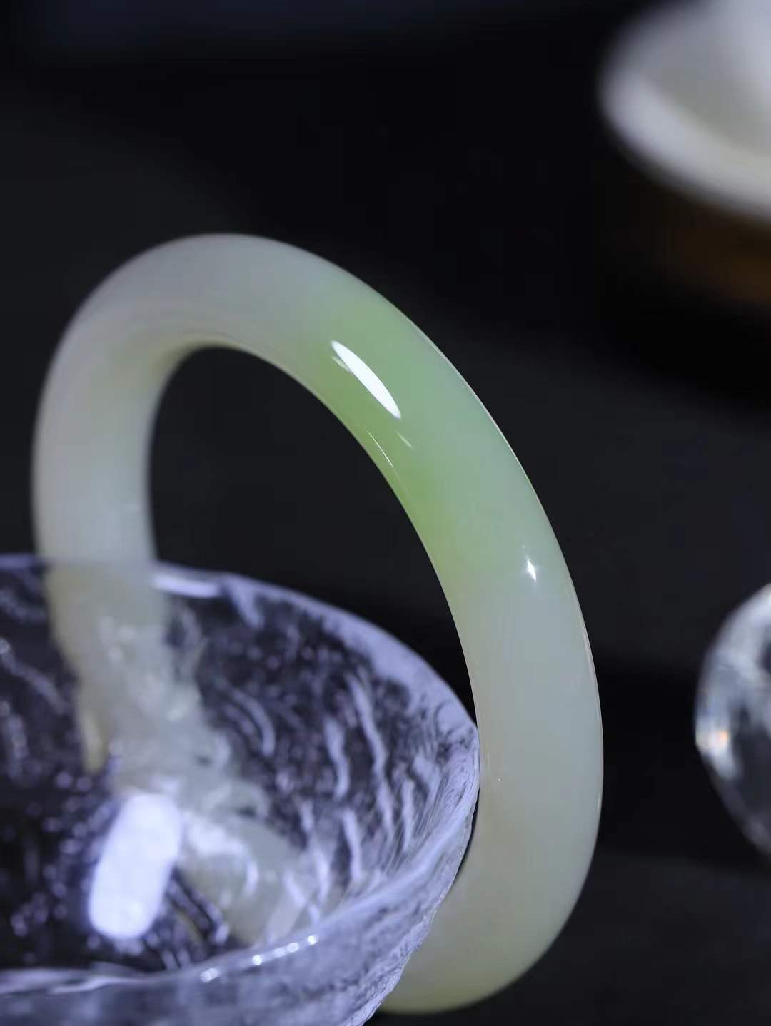 【翠色怡人.手镯】

精品和田玉翠青手镯，精品超级美镯，玉质细腻饱满，️温润脂香，仙雾缥缈，怡静如画，意蕴十足～，戴于腕间，神秘与高贵并存，给人以出尘的风雅，优美脱俗，气质非凡。重59克 内径56.5mm尺寸11.3-10.7mm19402200A