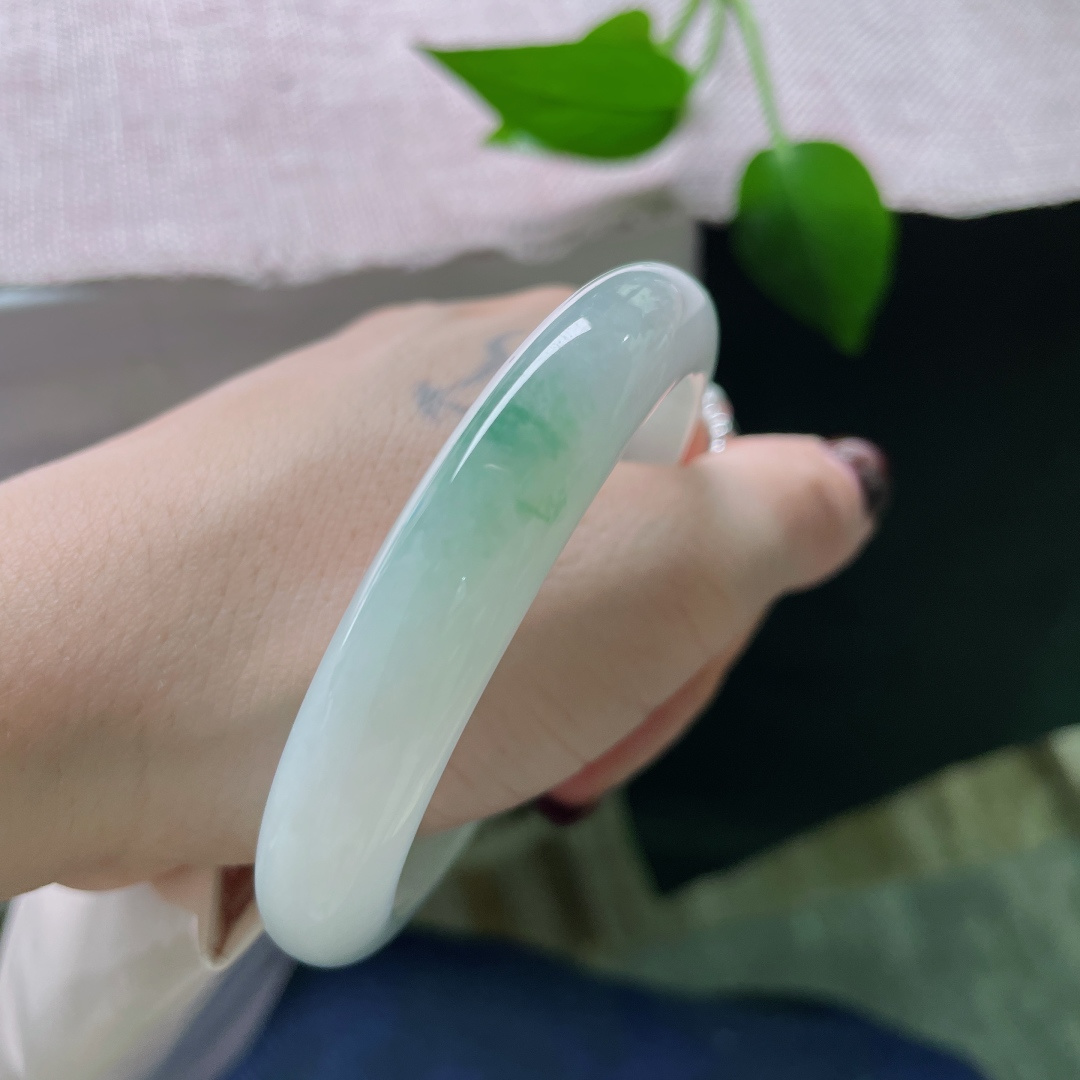 55.9/11.3/8.4飘花正圈，水润细腻，一抹飘花，倾心秀丽，无裂，ss51460a