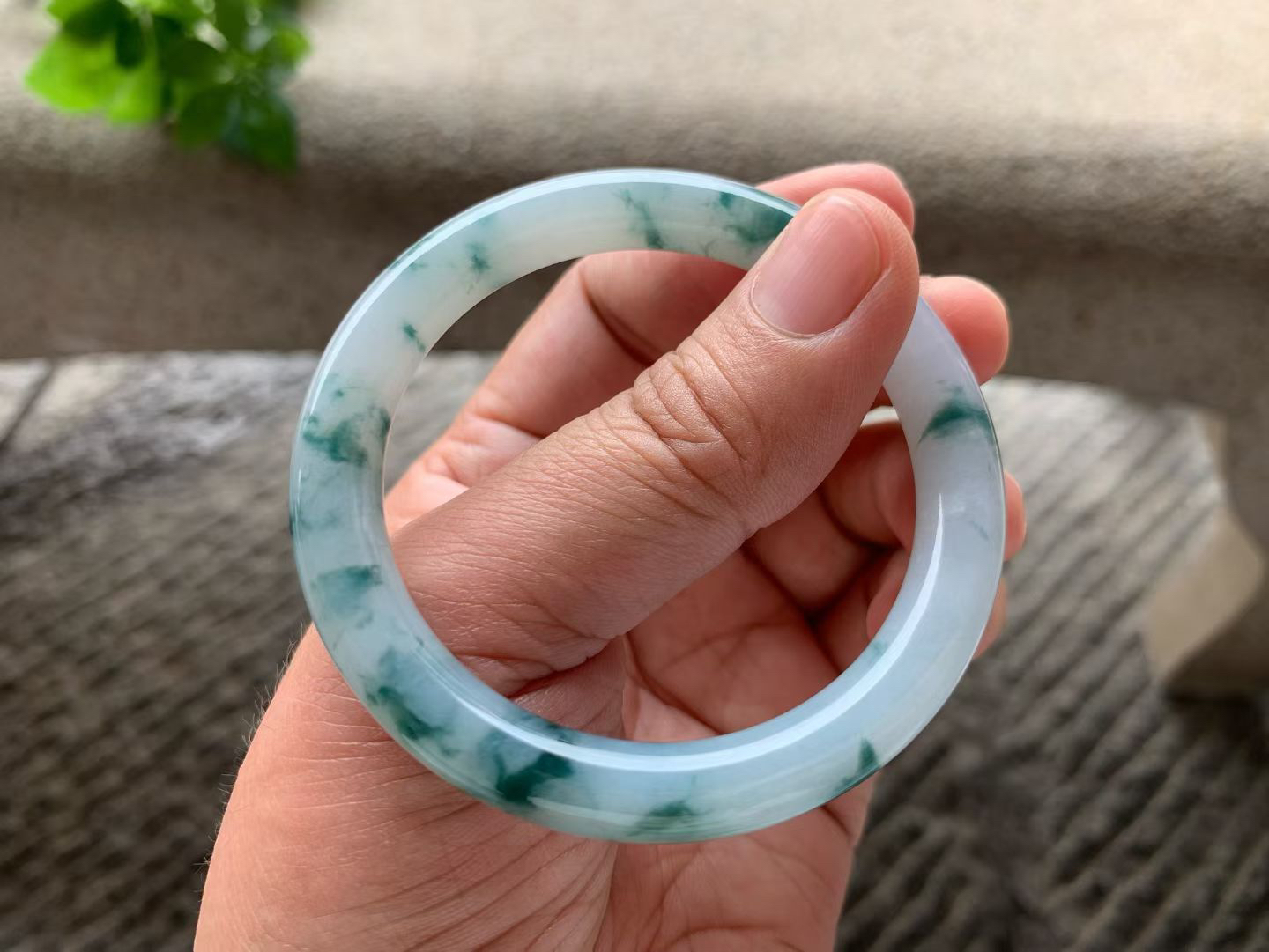 飘蓝花圆条手镯尺寸51.5*8*8 种质细腻，釉洁水润，蓝花灵动飘逸，栩栩如生！