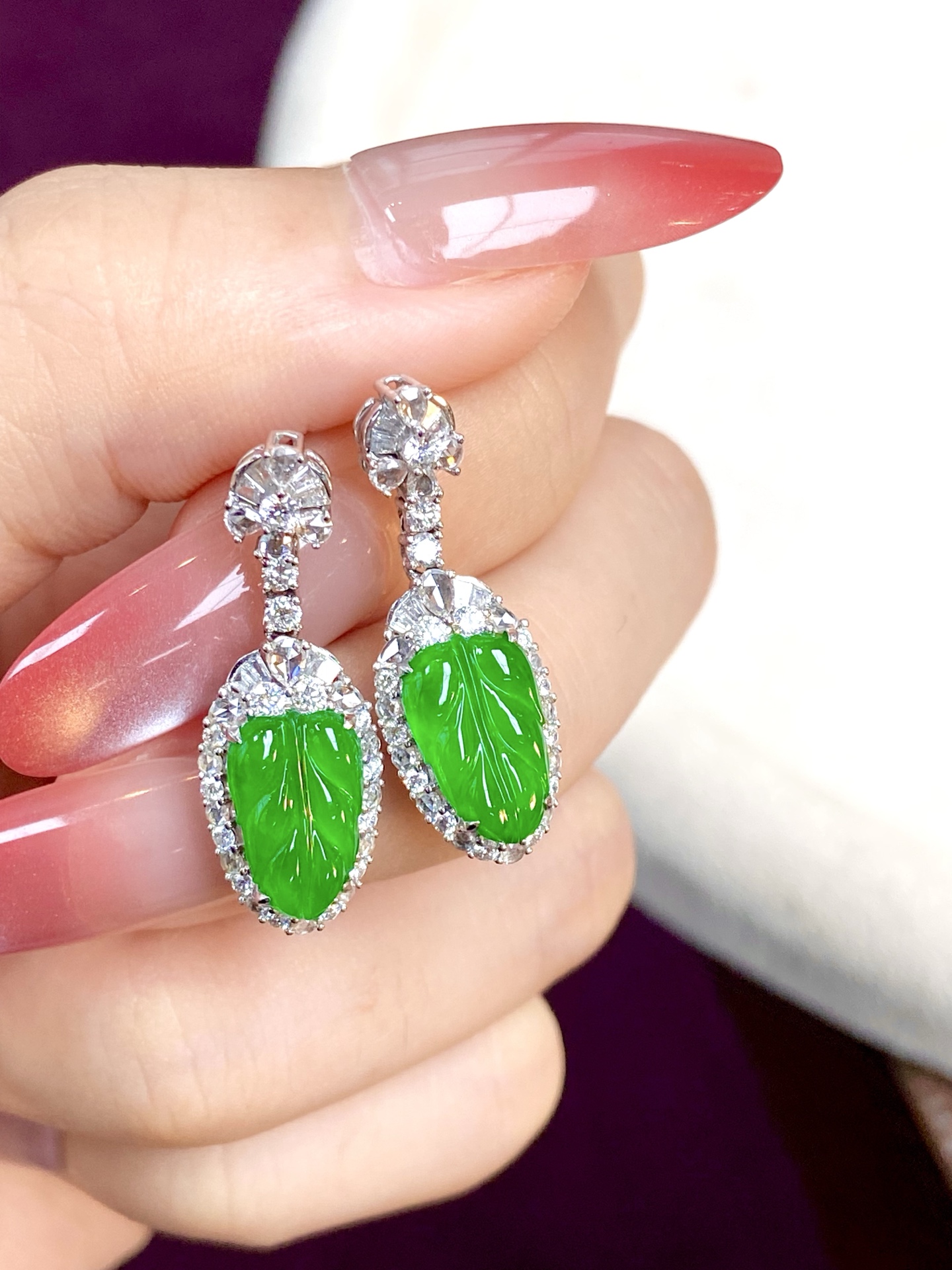 ️冰种辣绿树叶耳坠，色浓郁，金枝玉叶，上身存在感很强，很修饰脸型：27/9.8/6.3，裸石：11.3/7.1/2.5mm，无裂