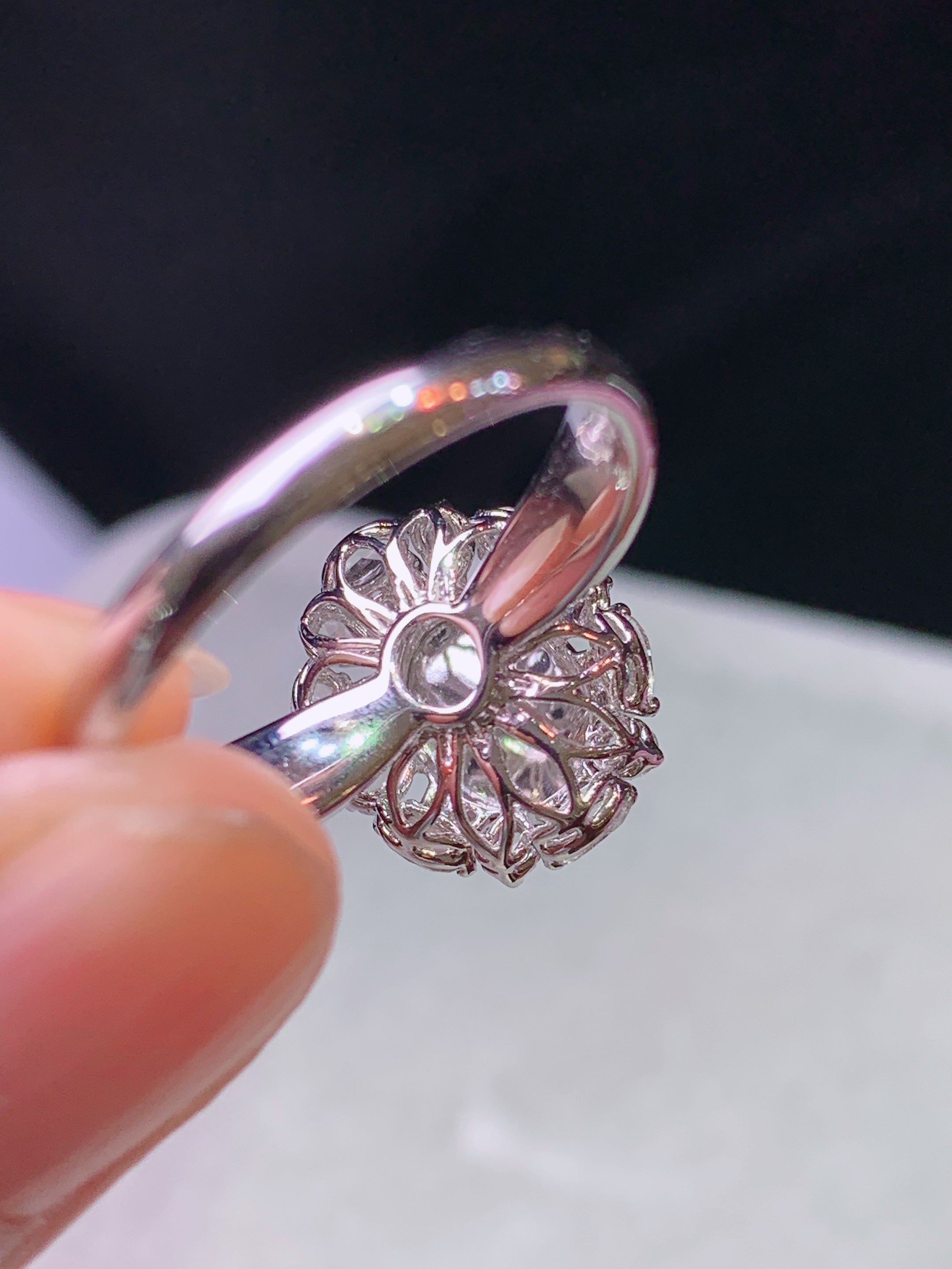 18k金钻镶嵌冰阳绿蛋面戒指 玉质细腻 色泽艳丽清新 水润亮眼 圈口14 整体尺寸13.5*11.5*10.8b7