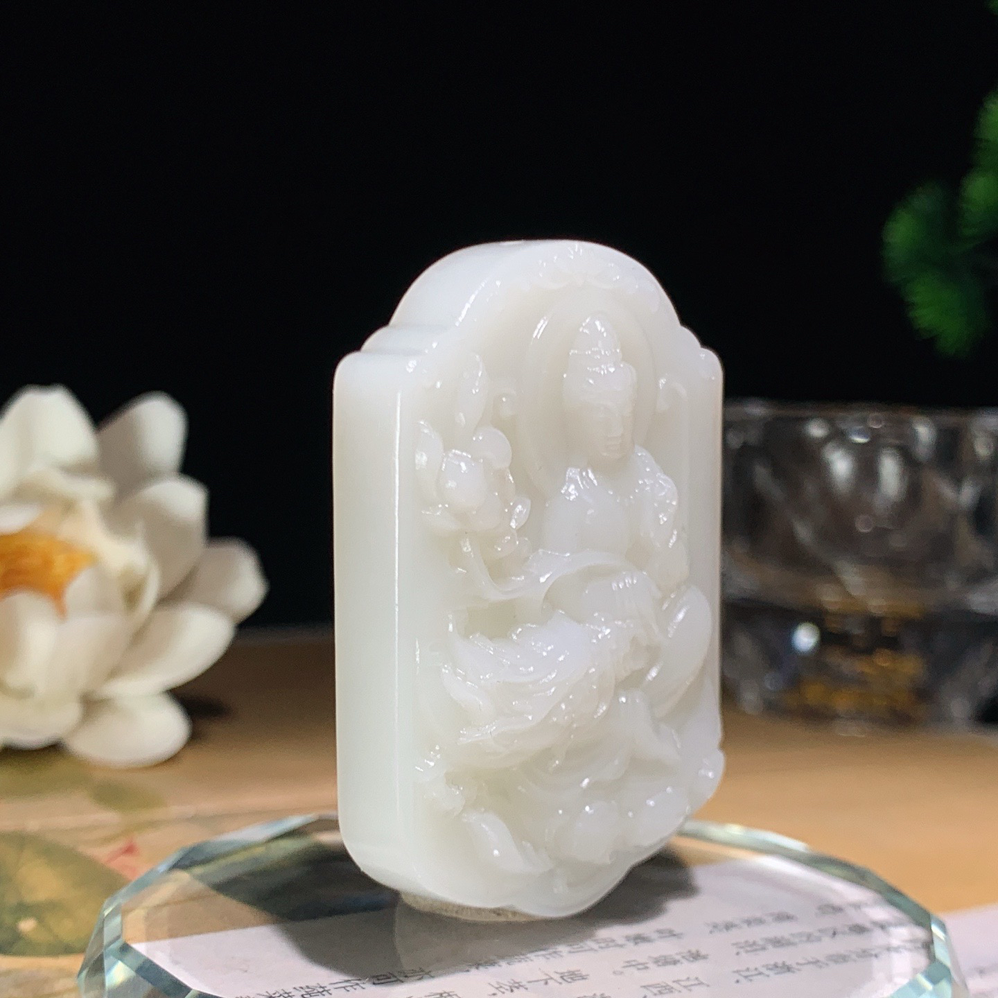 新疆和田玉大势至菩萨牌子挂件 尺寸50/37/11重39.5克。玉质细腻油润。手推出油。佩戴高端典雅。lt260424