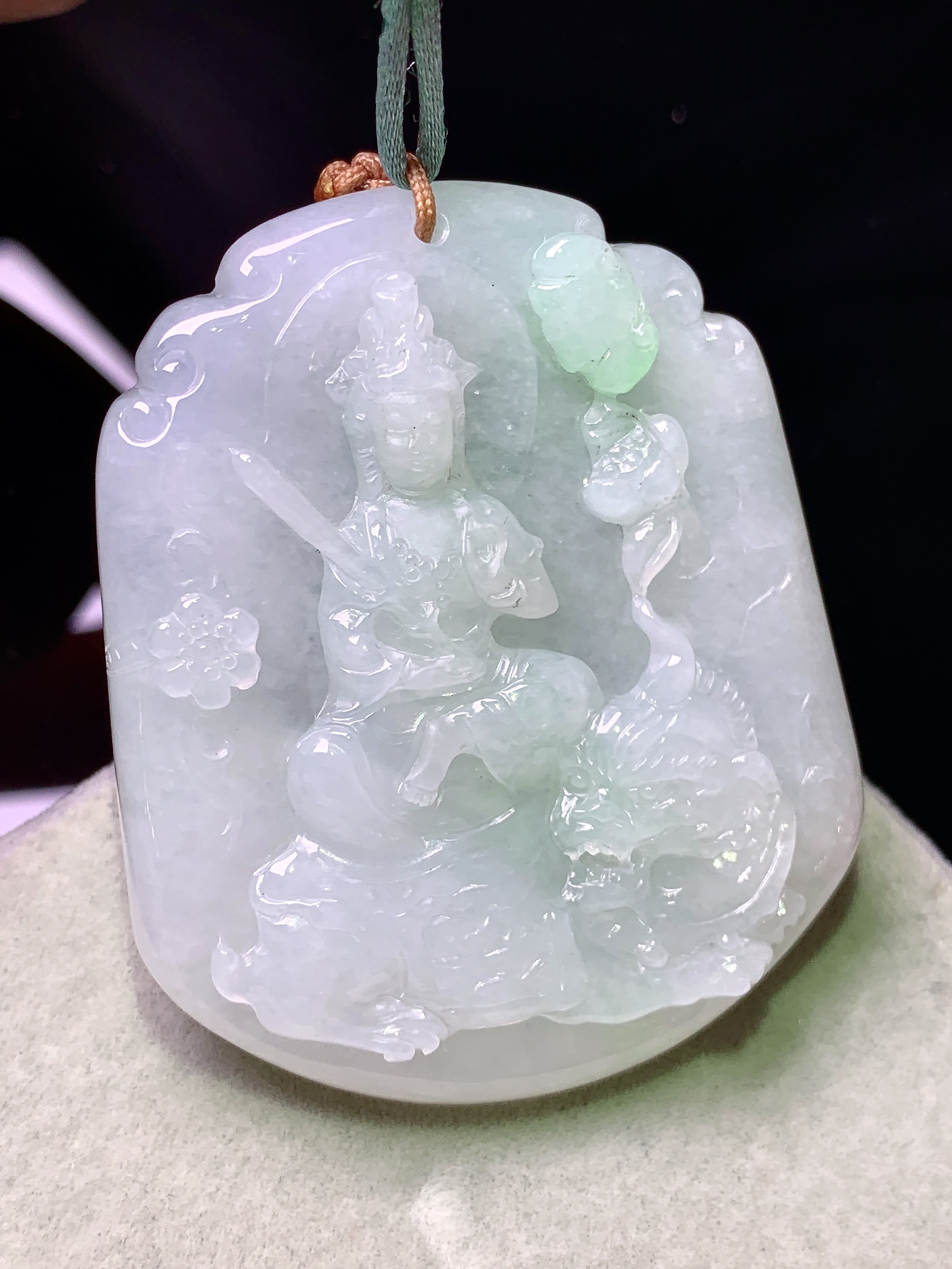 飘绿文殊观音菩萨吊坠 玉质细腻 色泽艳丽清新 水润亮眼 整体尺寸50.2*41.5*6.2b2