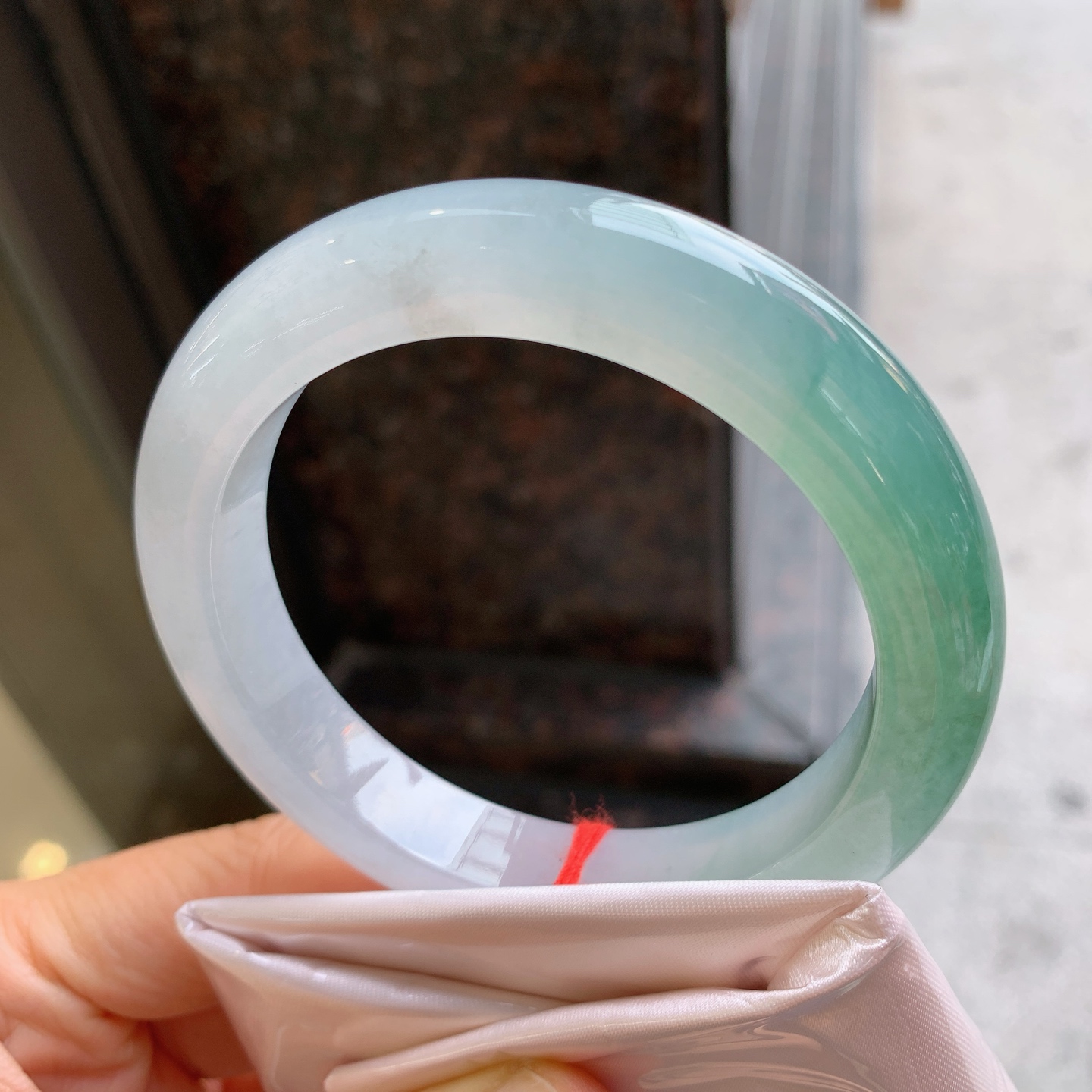 正圈冰种，有杂质，尺寸：59/11.8/10，大圈口