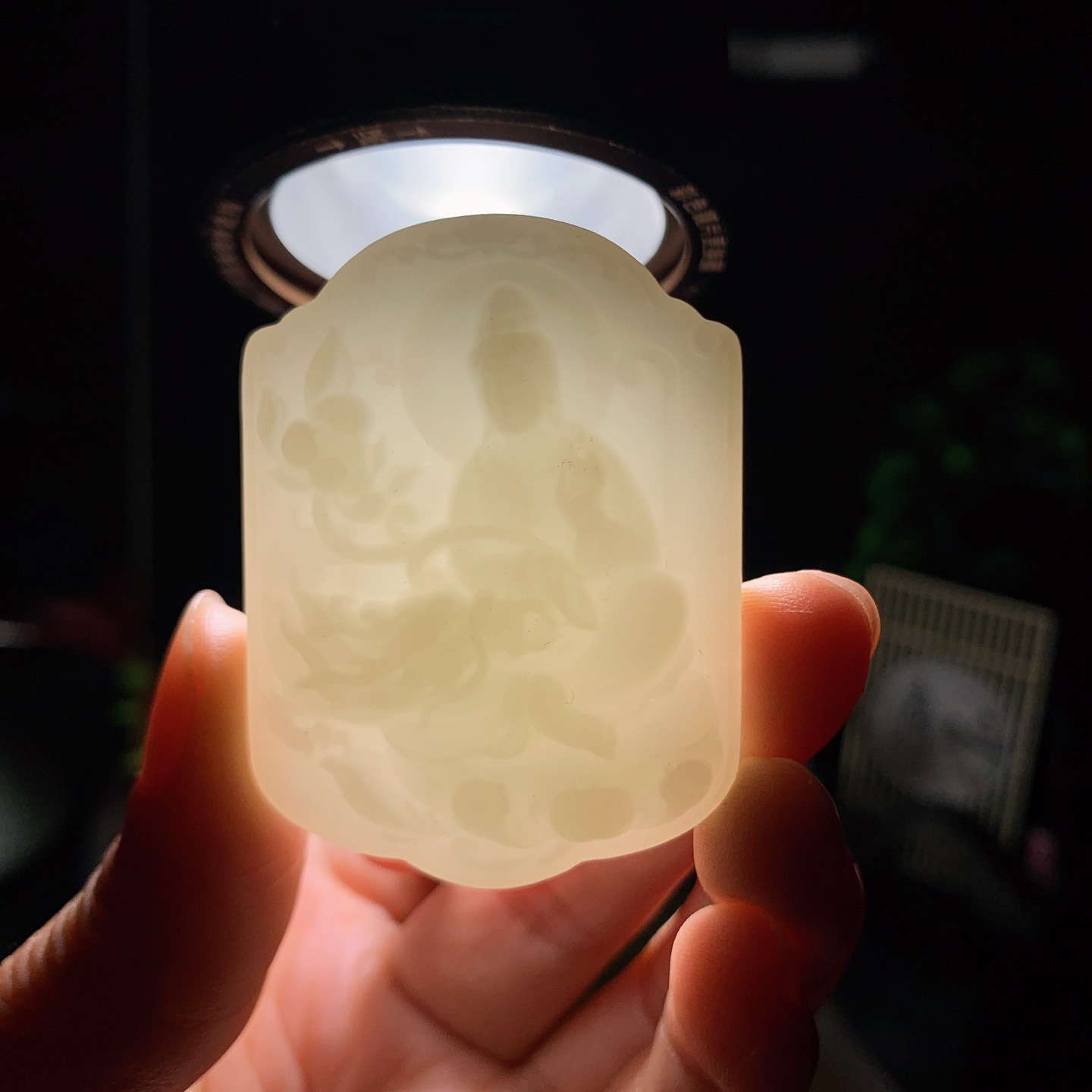 新疆和田玉大势至菩萨牌子挂件 尺寸50/37/11重39.5克。玉质细腻油润。手推出油。佩戴高端典雅。lt260424