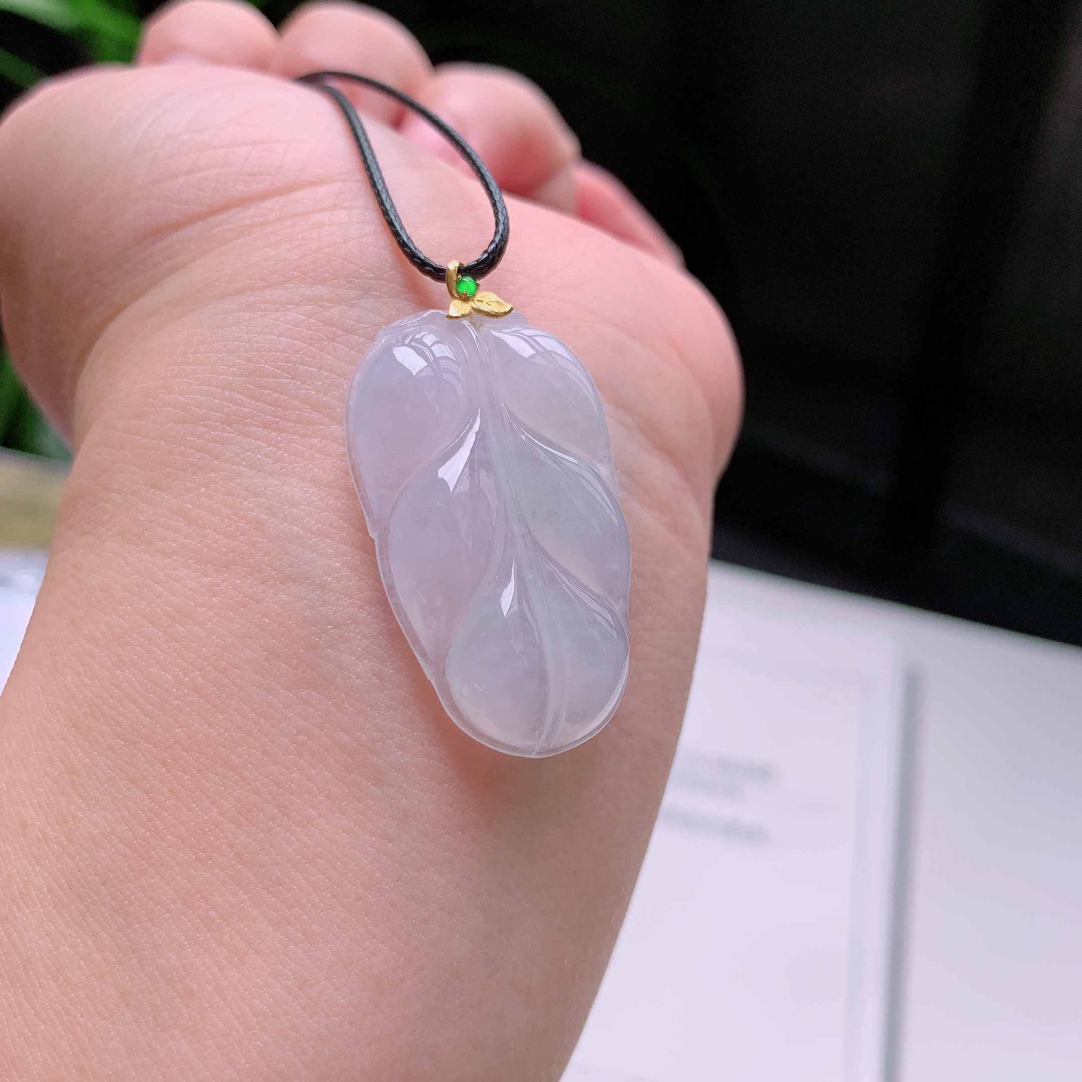18K镶嵌天然翡翠缅甸A货冰润白冰叶子吊坠 6.49克