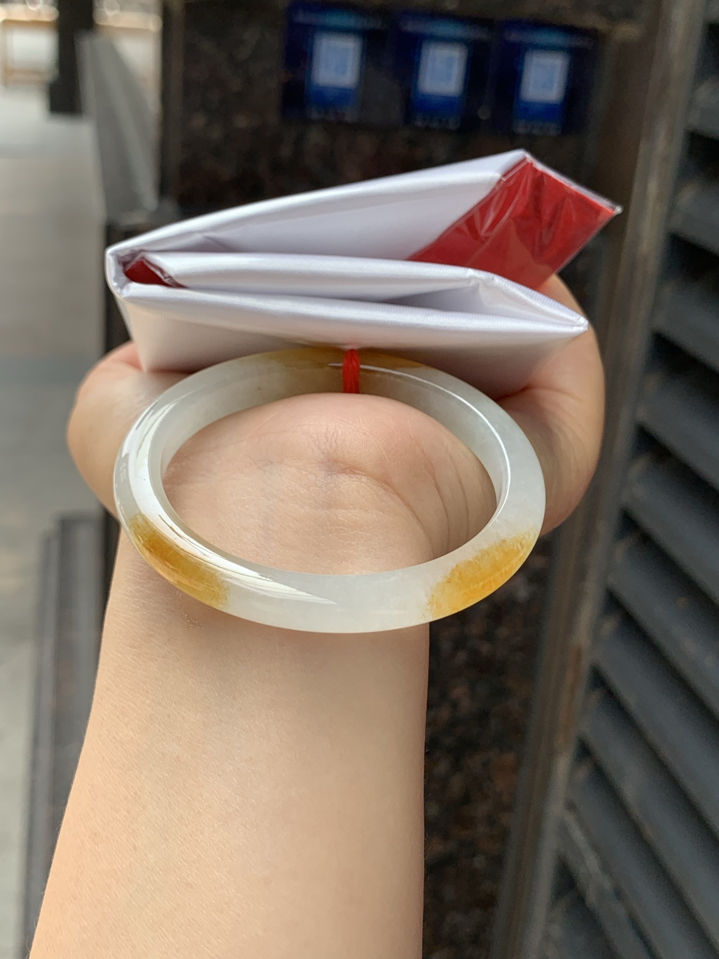 冰黄翡贵妃，51.3-44.2-7.8-6.6，0426-66-01939，底妆冰透有光感，果冻底，像刚切开的百香果果肉，清润透亮，水头十足显白不挑皮，无裂