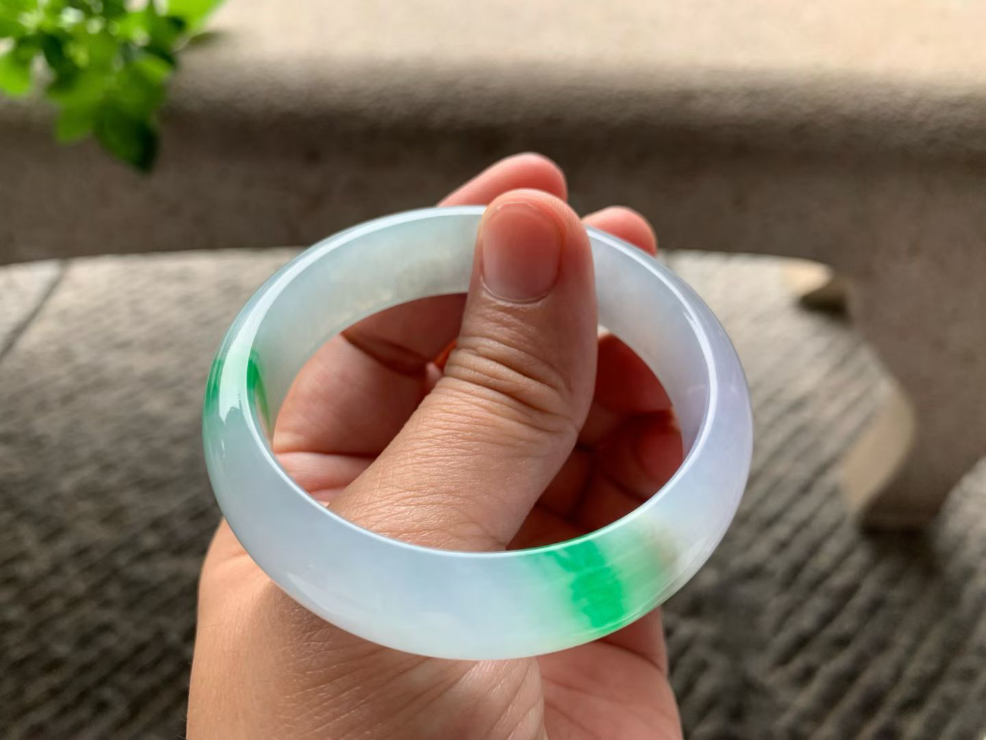 正阳绿正圈手镯尺寸52.5*14.5*7.5 老种通透，纯净细腻，胶润水足，微淡粉底，翠色正阳鲜辣，青翠耀眼，贵气十足！