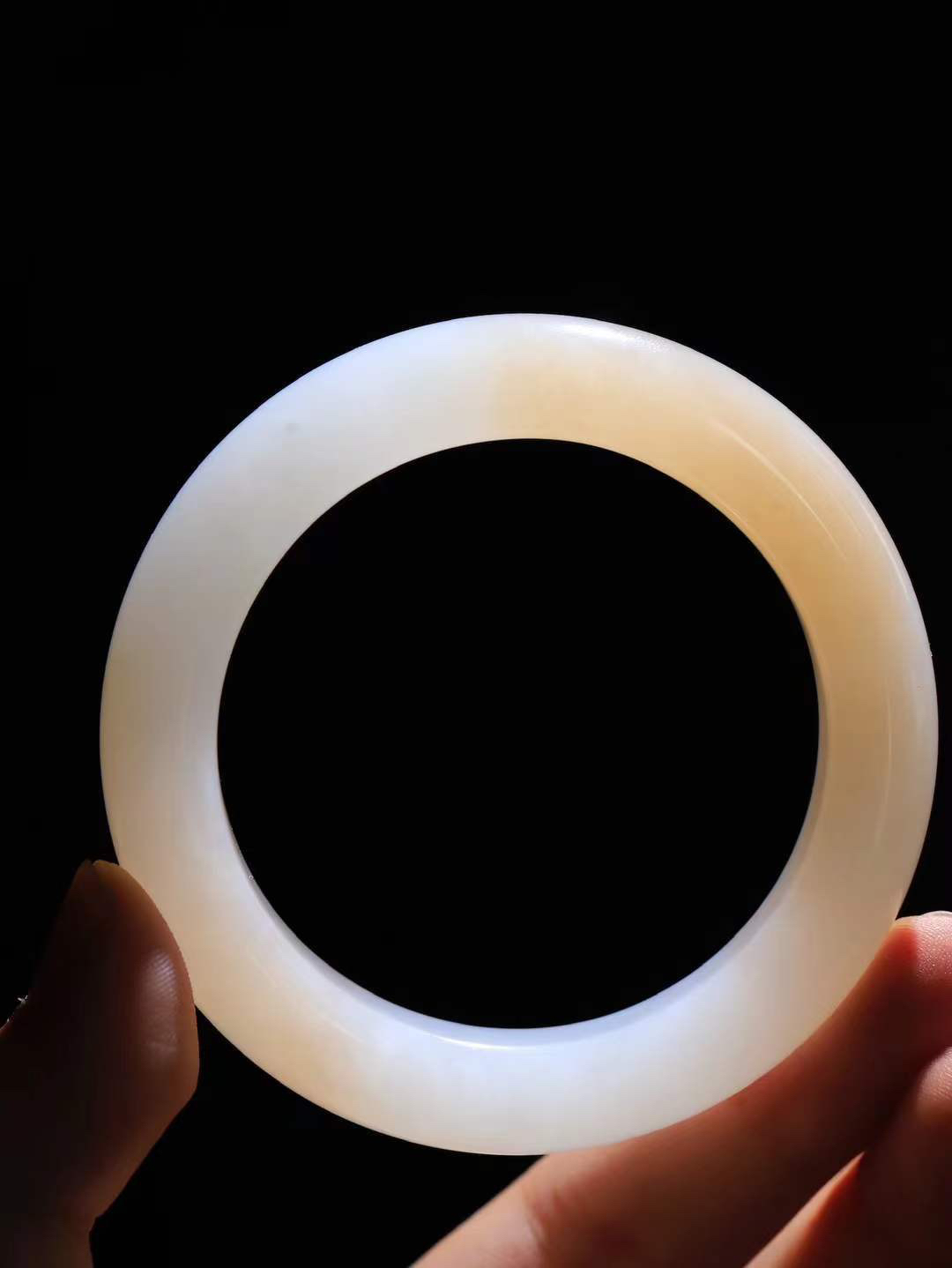 （一见倾心.手镯）

精品和田玉白玉藕粉双色手镯，玉质温润细腻 油性十足 手感舒适，高华雅逸，线条流畅，简约大气，美自天成，素雅高贵。佩戴于腕间，婉约之美，举手投足间透出那低调奢华。重64.5克  尺寸53.5-12.4-10.8mm  56401936A