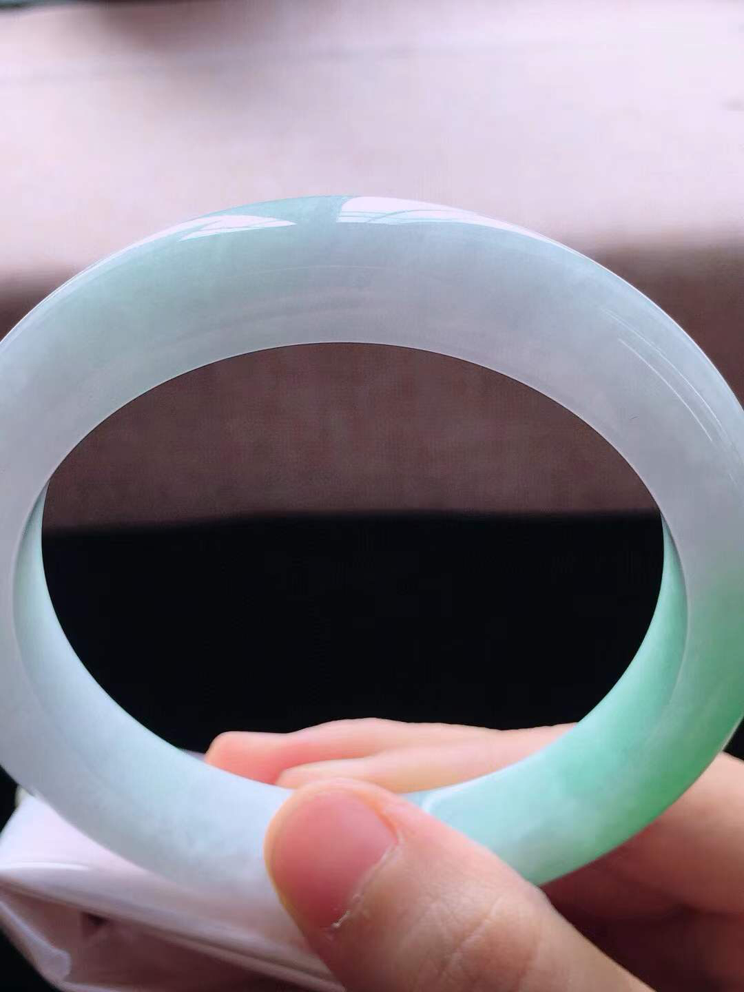 【翡翠名称】老坑种飘阳绿62大圈口手镯
【翡翠尺寸】62*12.2*9.6mm适合61-63正圈口佩戴
【翡翠描述】宝贝种老水足，玉质细腻，色泽靓丽，性价比高，佩戴效果好！
【其它赠送】权威证书/精美挂绳盒子/支持全国复检