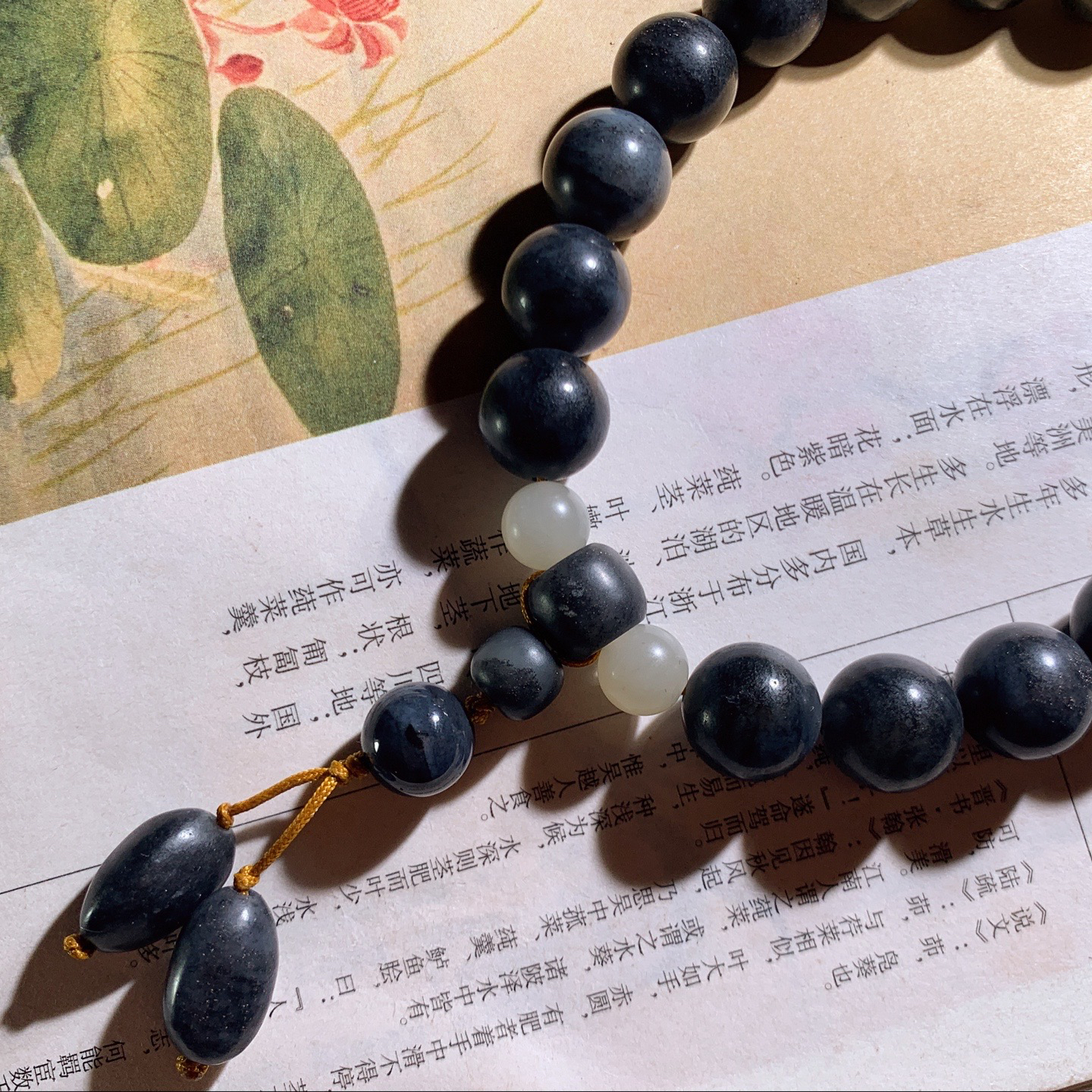 新疆和田玉籽料青花手持 单颗尺寸12重56.5克。玉质细腻油润。手推出油。佩戴高端典雅。lt260424