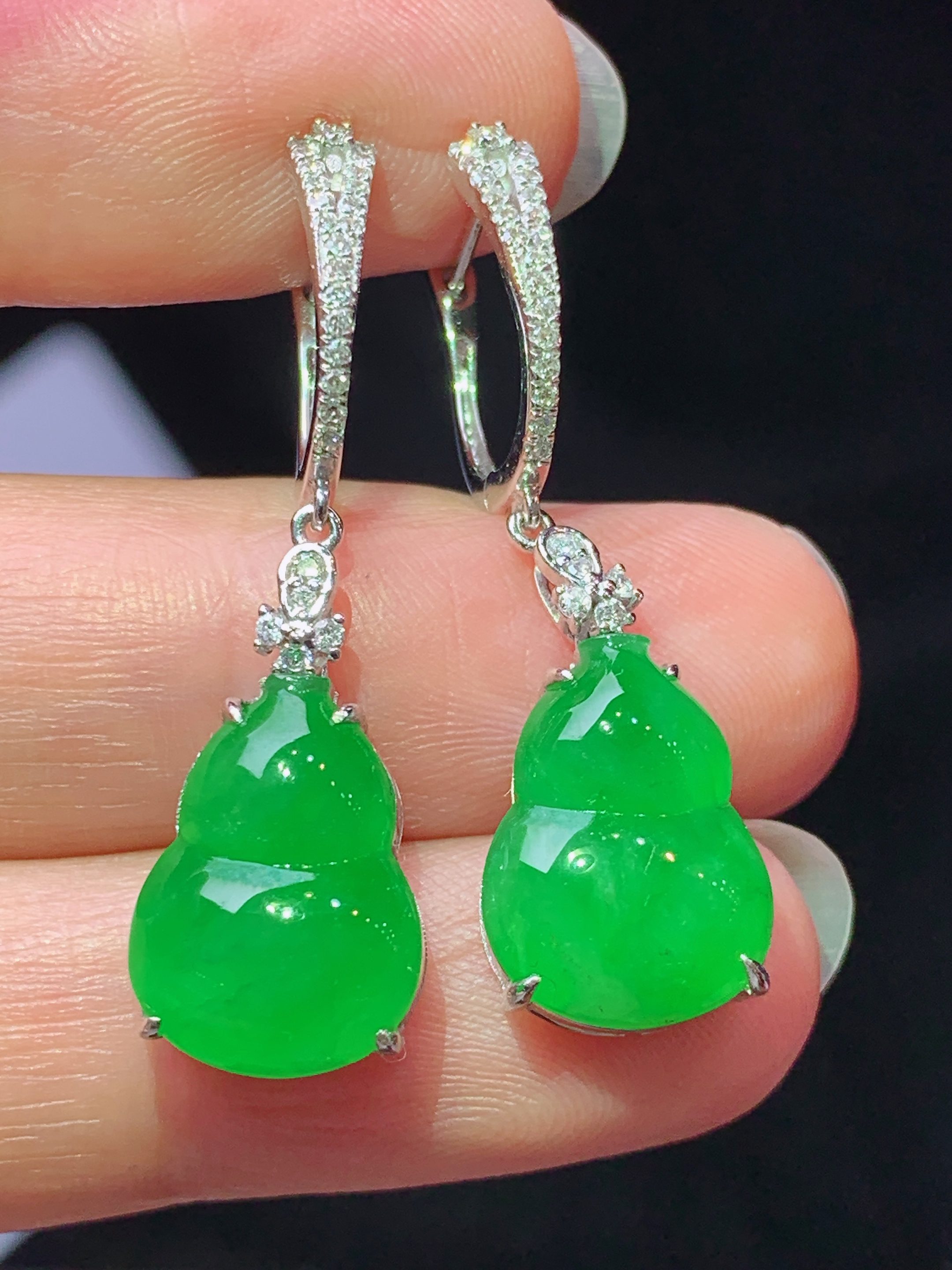 18k金钻镶嵌满绿葫芦耳坠 玉质细腻 色泽艳丽清新 水润亮眼 整体尺寸33.5*10.2*5.6f1