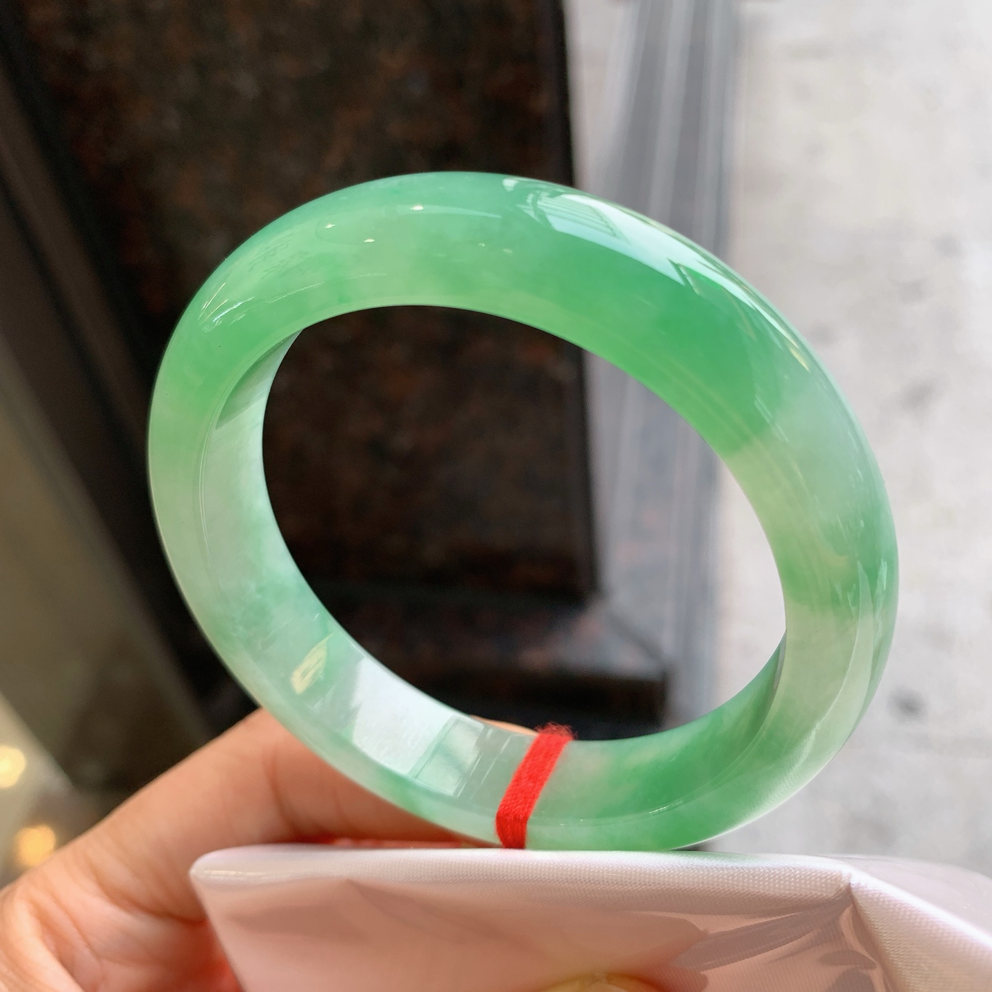 正圈冰种阳绿，无裂，尺寸：55.8/12.6/8.4，细腻