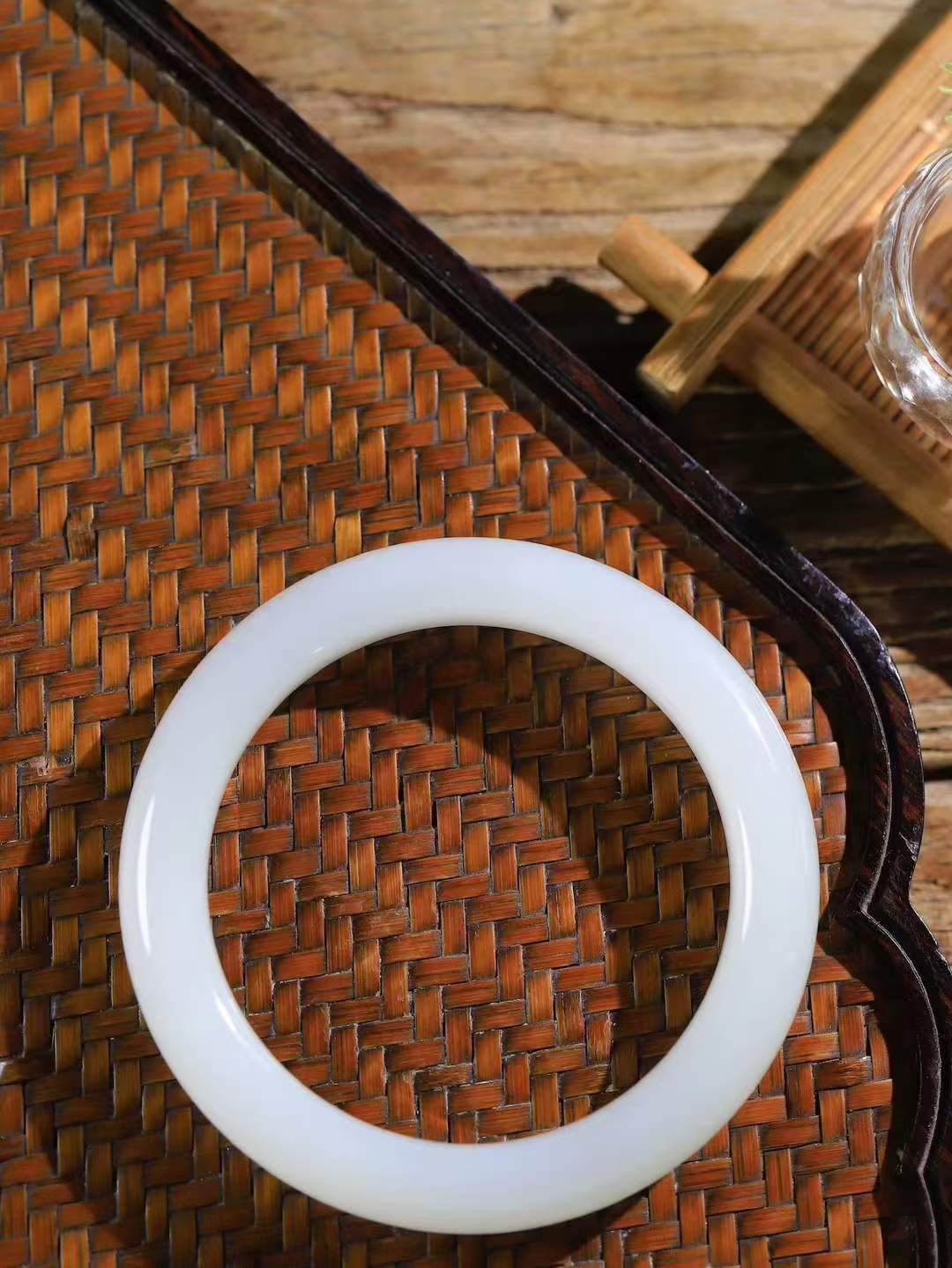 【一见钟情·手镯】

精品和田玉白玉手镯。镯型饱满，温润细腻，脂润沁香。️执一卷书，沏一盏茶，着一袭裙，戴一只镯。淡淡浅笺，素心若兰，静赏玉中诗画。悠悠岁月，芊手轻摘，盛满诗样芳华。重56.7克   内径圈口56mm 尺寸11.7-9.5mm  FDA-55471904