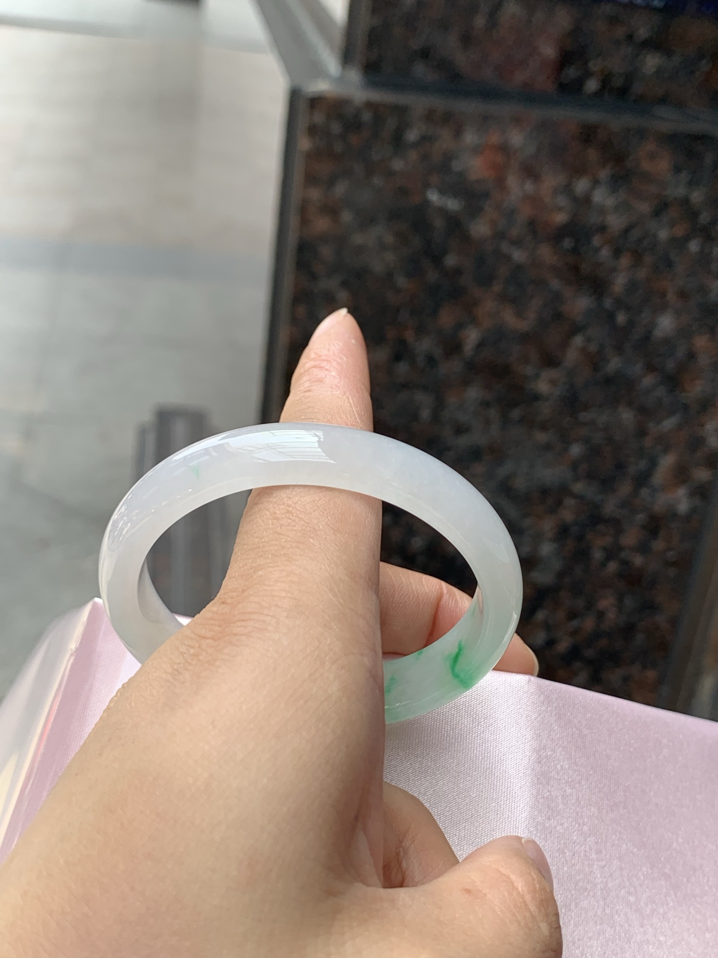 冰飘阳绿贵妃，53.4-45.2-11.5-11.2，0426-N544，打灯棉线，底妆冰透润细腻，飘一抹冰阳绿花，鲜艳得像新冒头的嫩芽，灵动清新，即柔和又充满生机。