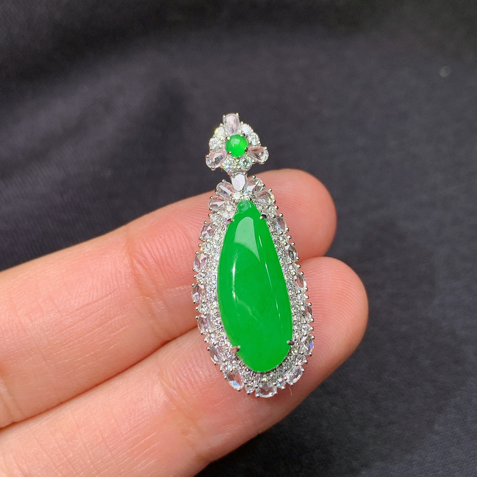 阳绿福瓜吊坠，18k金镶嵌，冰润色阳，玉质细腻，种水足，B1 尺寸28.7*11.5*8.3