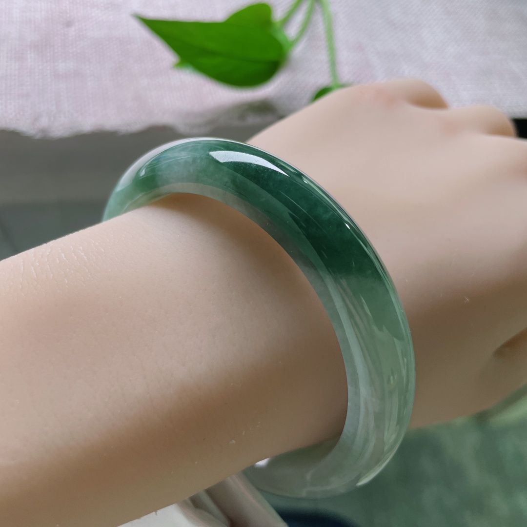 56.9/12/8，油青正圈，肉质细腻，水润，深浅相依，别有意境，一点皮纹不显，ss49281a