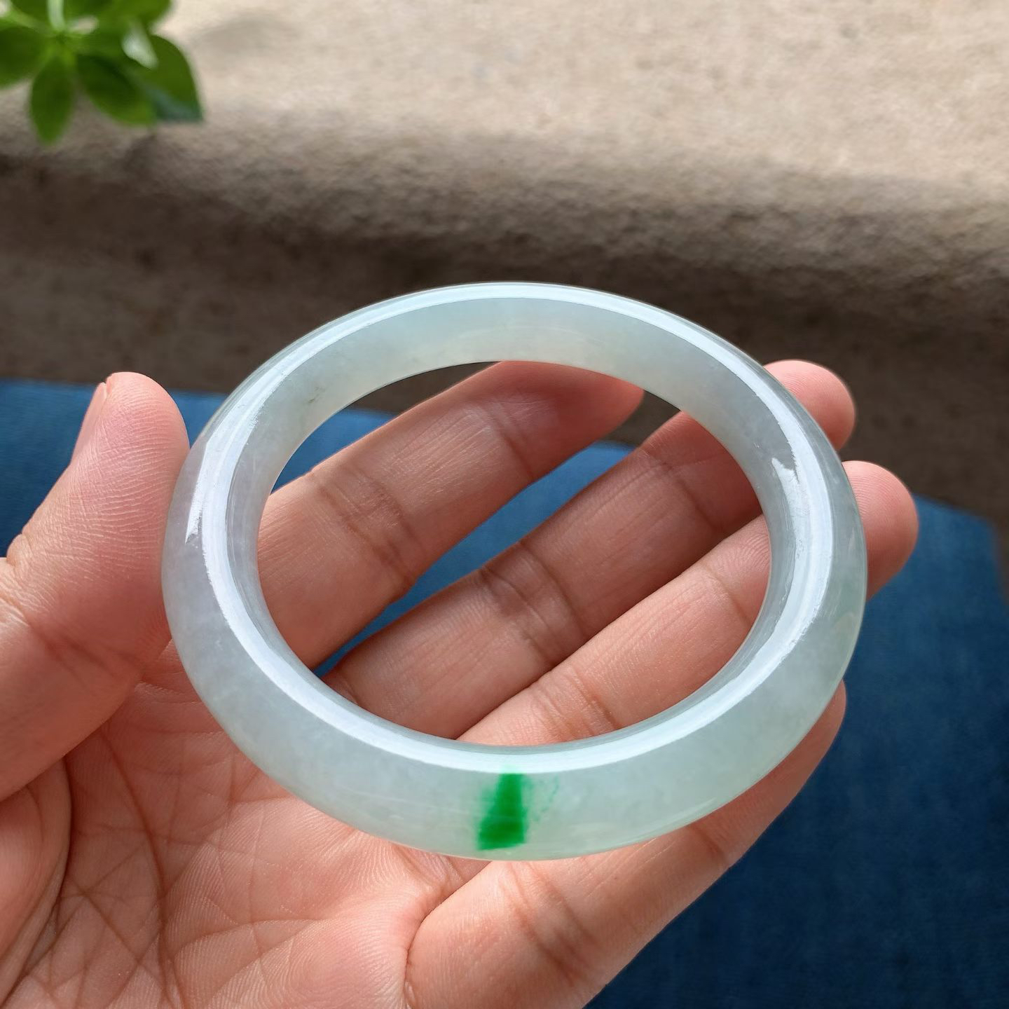 飘正阳圆条手镯尺寸55*9.5*10 整圈微淡底色，水润光泽，一抹翠色正阳鲜辣，青翠耀眼！