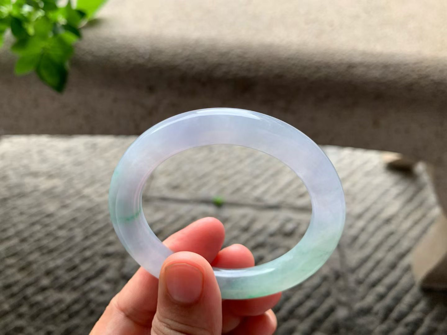 春彩圆条手镯尺寸51.5*9.8*9.5 种质细腻，通透水润，紫绿相间，色彩鲜艳，漂亮醒目！