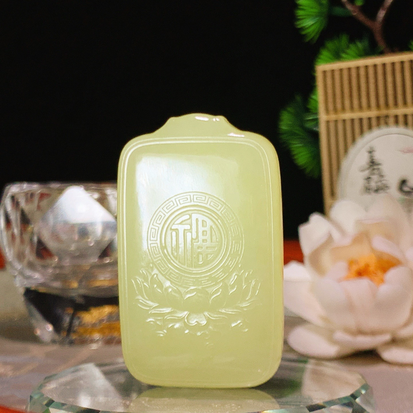 新疆和田玉若羌黄口料龙行天下龙挂件。尺寸51/31/11重40.5克 玉质细腻油润 底色纯净 脂粉好，品质好。lt260425