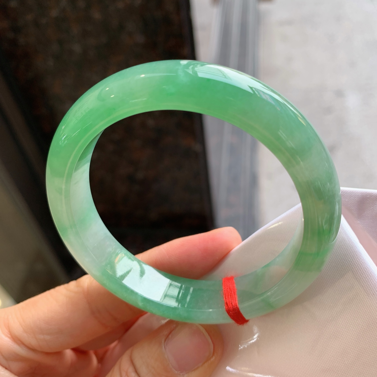 正圈冰种阳绿，无裂，尺寸：55.8/12.6/8.4，细腻