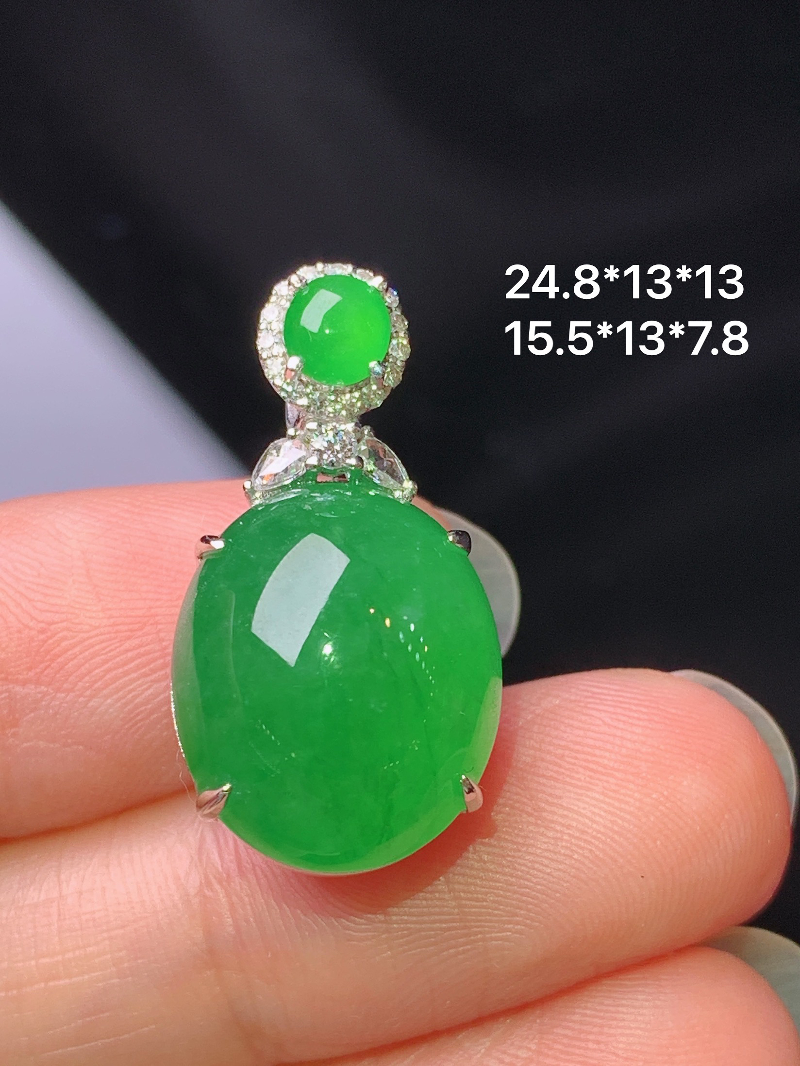 18k金钻镶嵌满绿蛋面吊坠 玉质细腻 色泽艳丽清新 水润亮眼 整体尺寸24.8*13*13f1