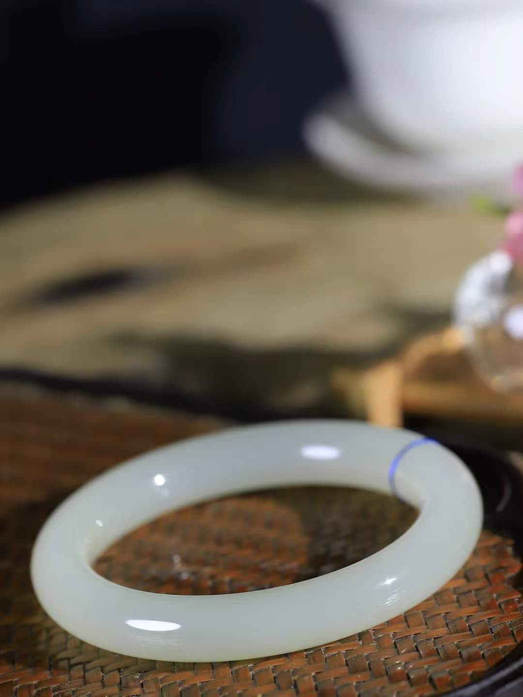 【腕间柔情.手镯】   

精品和田玉荔枝冻手镯 玉质温润细腻 油性十足 古朴秀雅 轻抚岁月的栏杆软