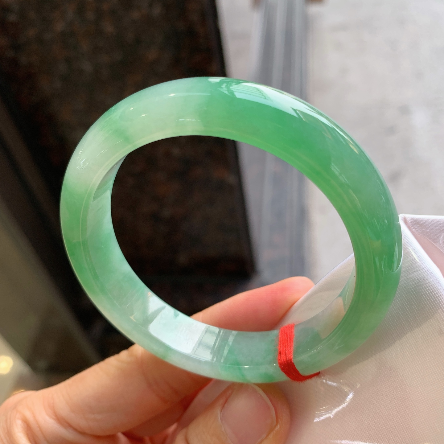 正圈冰种阳绿，无裂，尺寸：55.8/12.6/8.4，细腻