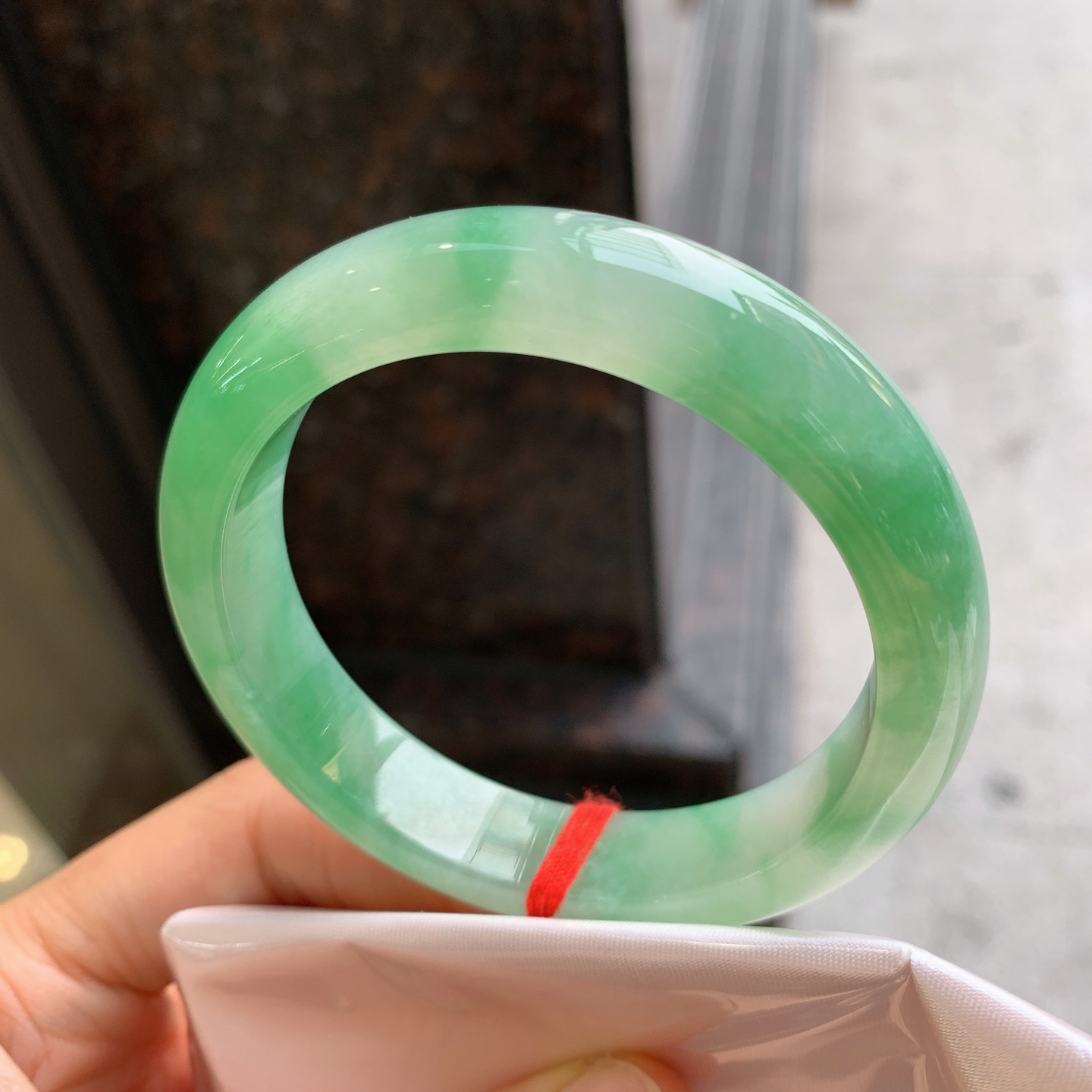 正圈冰种阳绿，无裂，尺寸：55.8/12.6/8.4，细腻