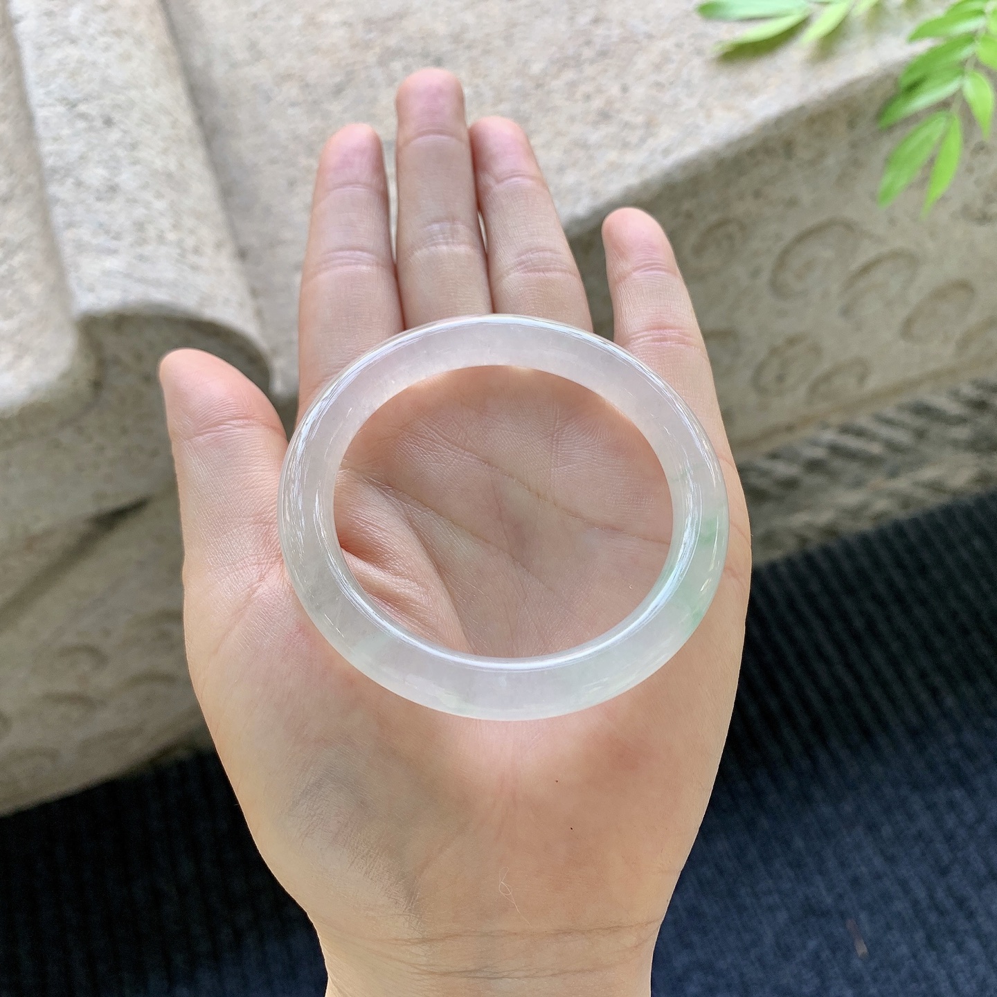 圆条49 50 【圈口】50/8.2/7.9 【编码】C5042713 【描述】冰糯飘绿，水润，种老，细腻，有絮线