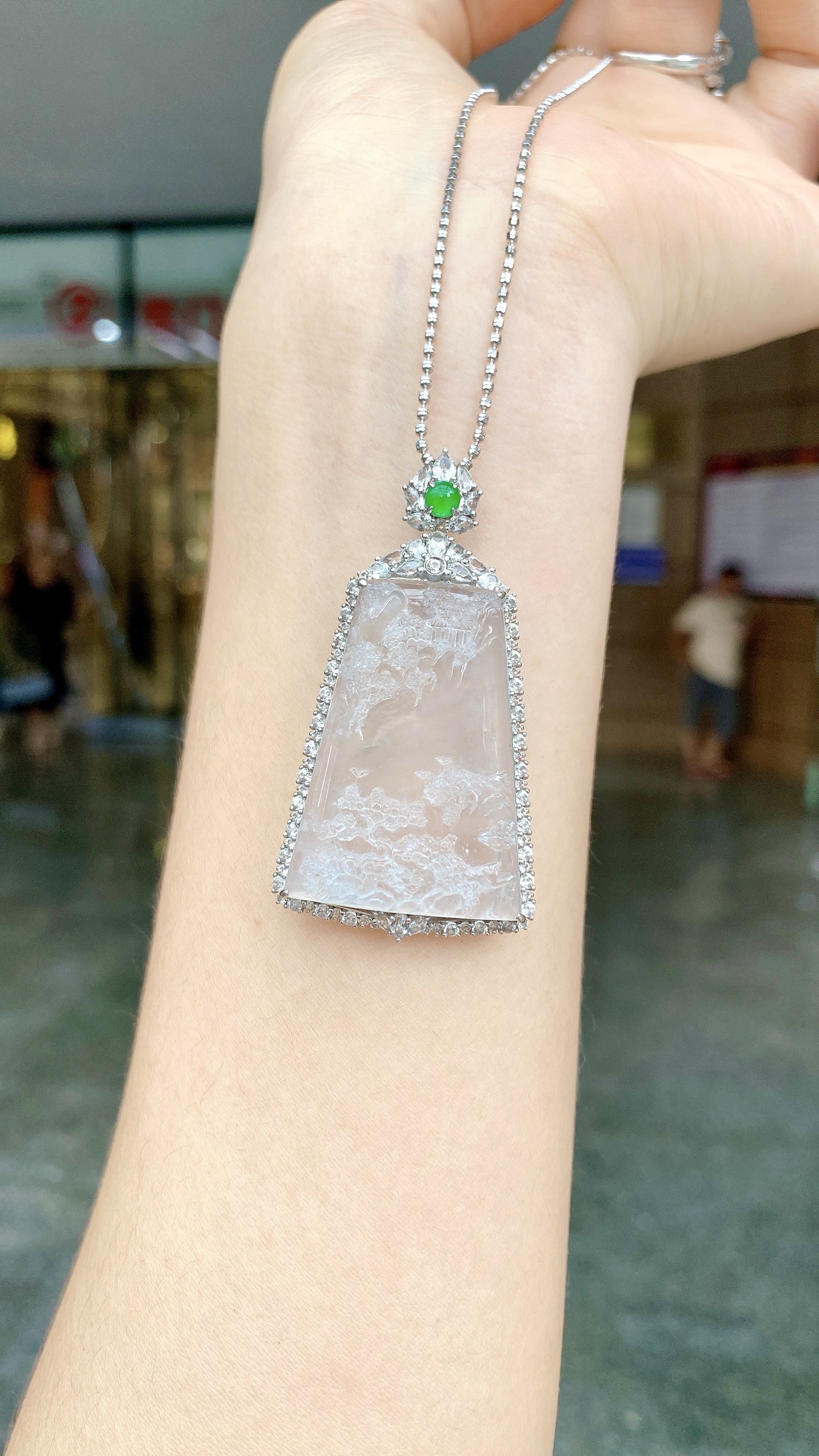 自然光，玻璃种冰山水牌吊坠，18K，整：53.8*28.7*9.3mm，裸：35.2*25.4*5.