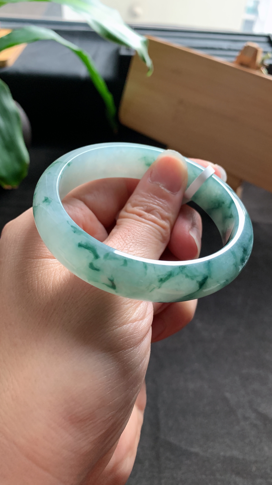 58圈口 天然A货翡翠飘花手镯 版型宽厚