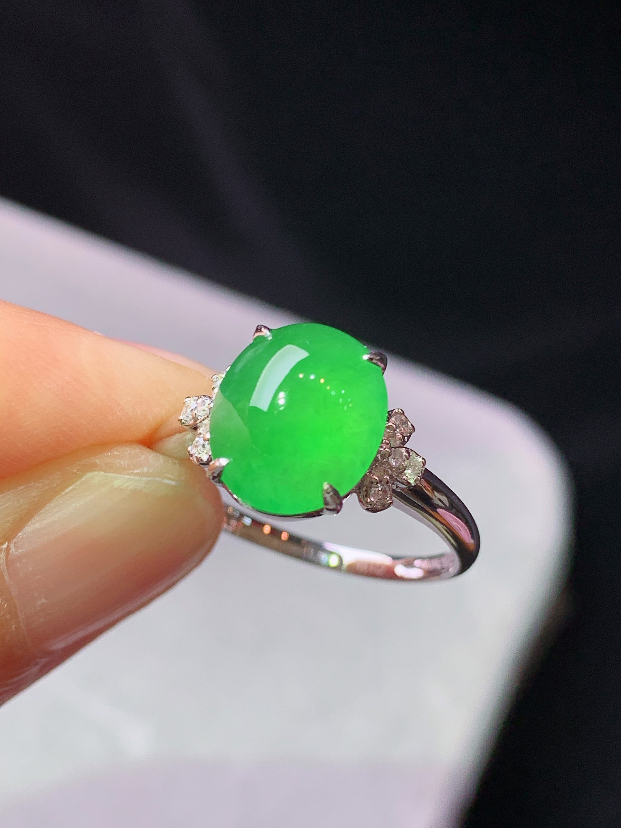 18k金钻镶嵌冰阳绿蛋面戒指 玉质细腻 色泽艳丽清新 水润亮眼 圈口14 裸石尺寸10.2*8.65f1